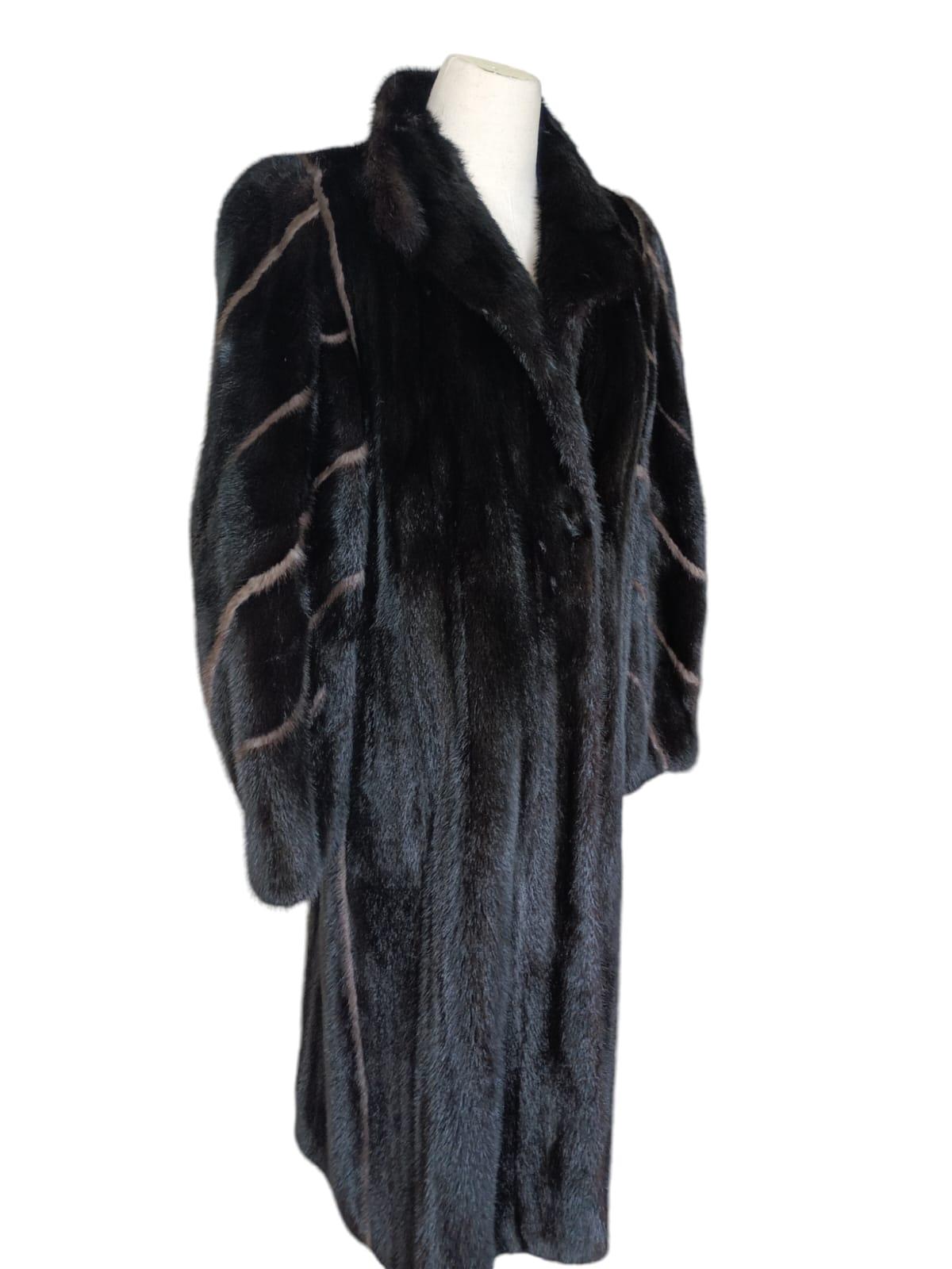 DESCRIPTION DU PRODUIT :

Manteau de fourrure de vison noir lustré (Taille 10)

Condit : Nouveau

Fermeture : crochets et œillets

Couleur : Noir 

MATERIAL : Vison de haute qualité 

Type de vêtement : Coates longue longueur

Manches : poignets