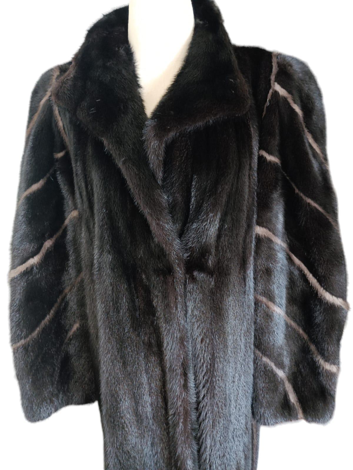 Manteau en fourrure de vison noir lustré (Taille 10 M) en vente 3