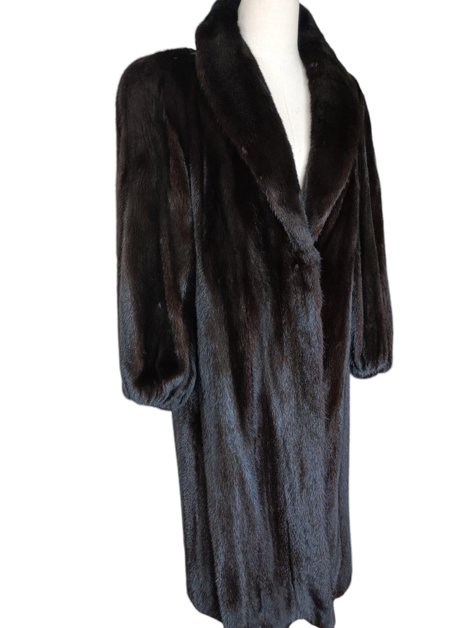 PRODUCT DESCRIPTION:

Mint lustrous black Mink Fur Coat (Size 14 L)

Condition: New

Closure: Hooks & Eyes

Color: Black 

Material: High quality mink 

Garment type: long length Coat

Sleeves: wider straight cuffs

Pockets: Two side