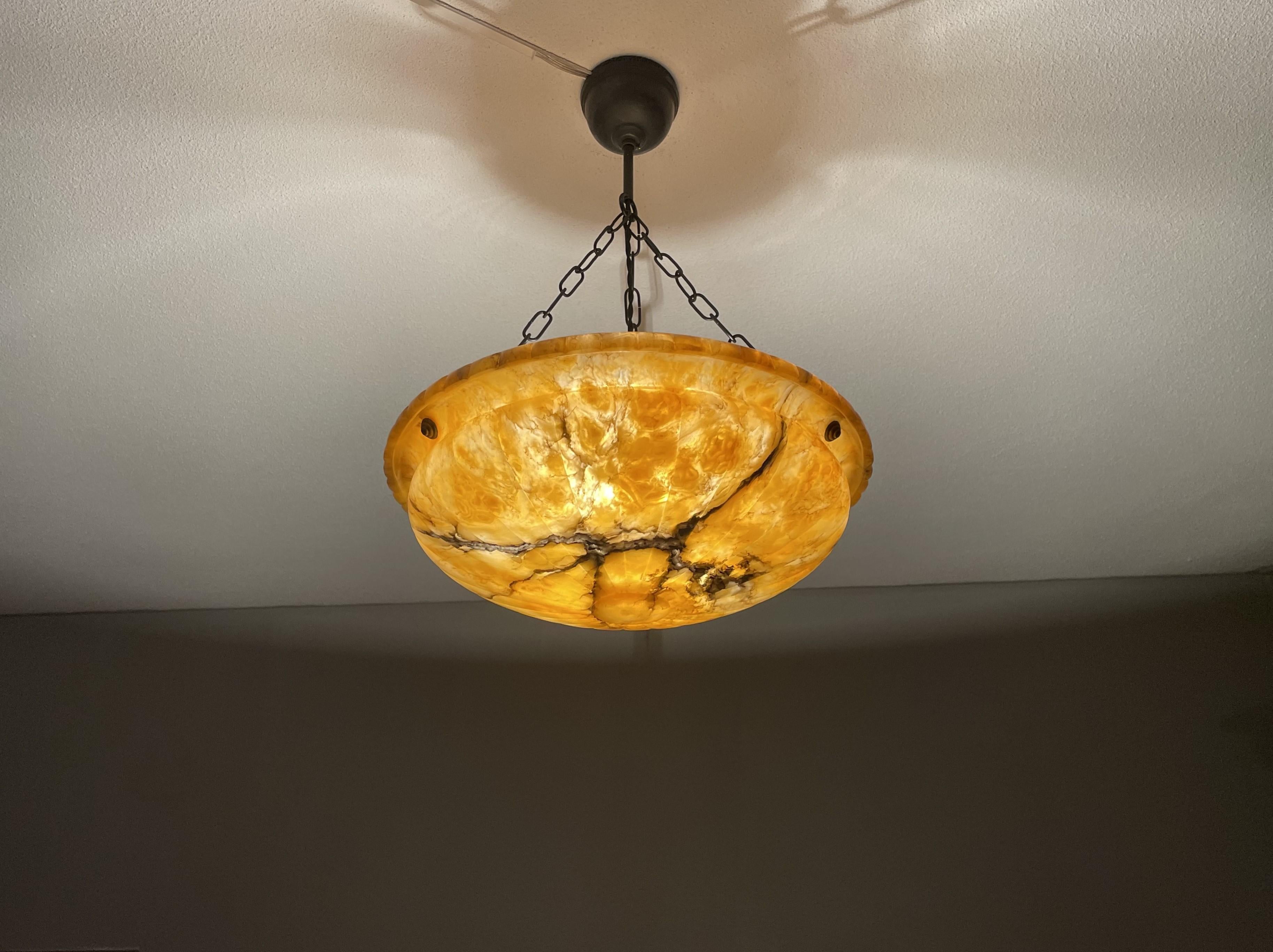 Mint & Marvelous Antique Alabaster Pendant Light w. Black Veins & Chain & Canopy In Excellent Condition For Sale In Lisse, NL