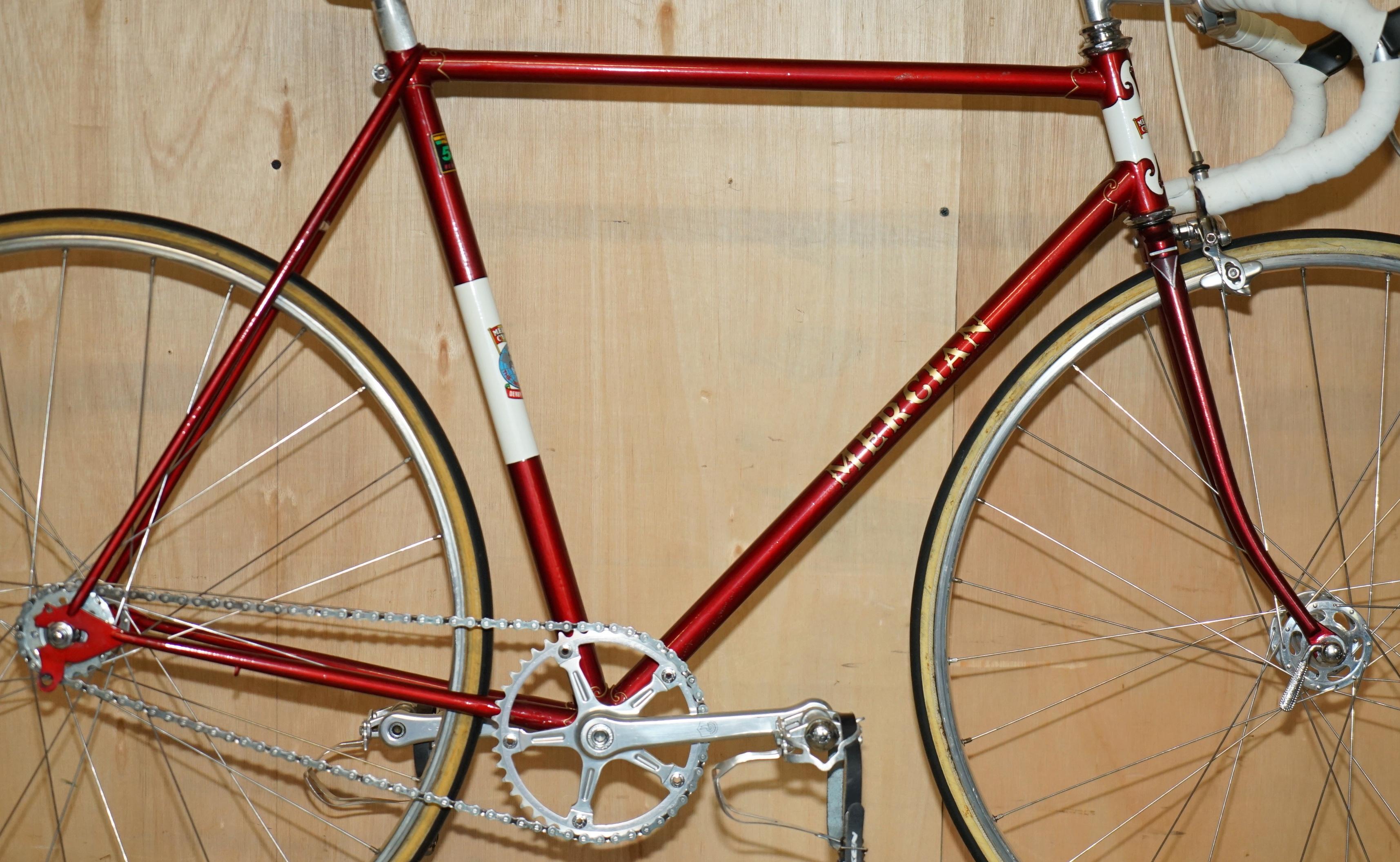 Royal House Antiques

Royal House Antiques freut sich, dieses großartige, maßgefertigte Mercian Reynolds 531 Stahl-Starrlaufrad mit Campagnolo Record & Brooks Titanium Teilen zum Verkauf anzubieten.  

GESCHICHTE

Ich verkaufe meine gesamte