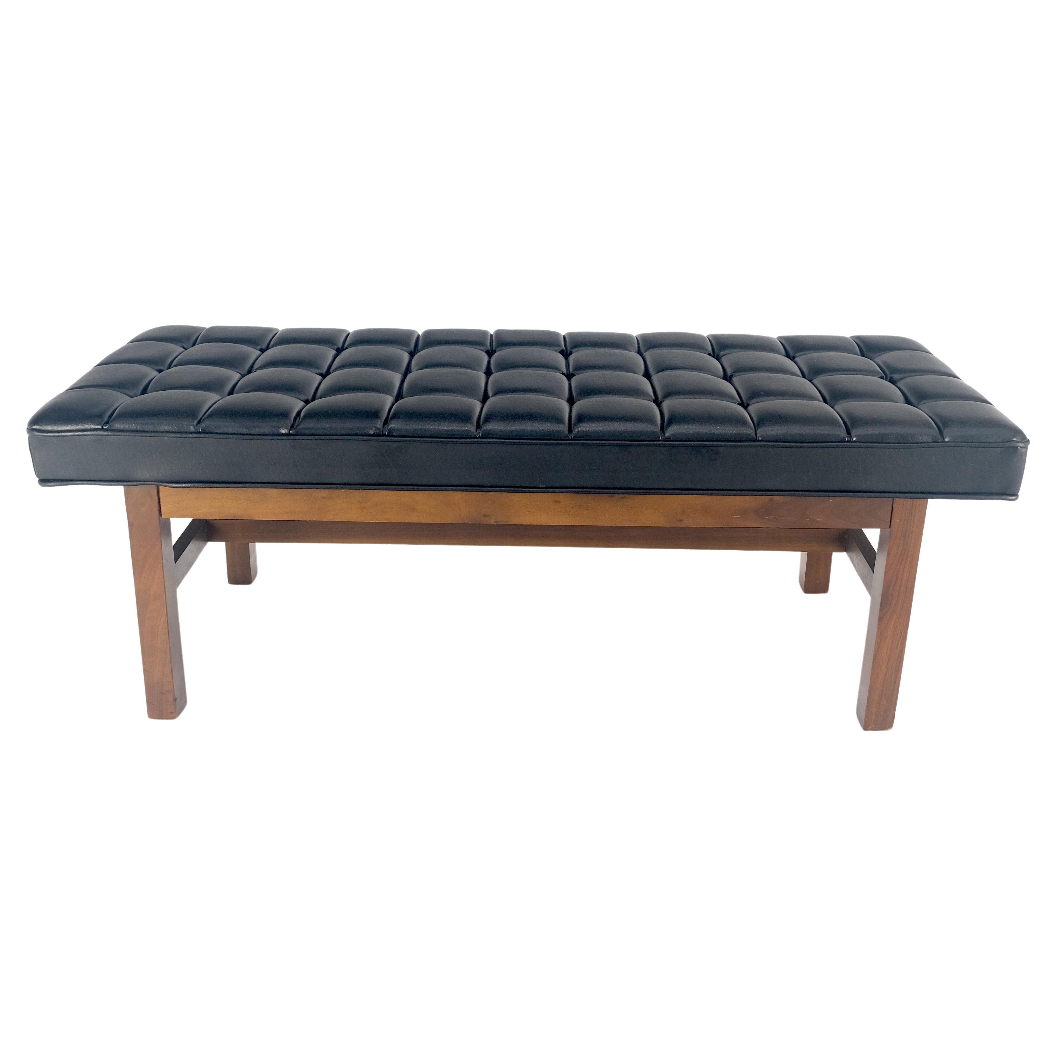 MINT Mid Century Modern Tappezzeria nera imbottita Base in noce massiccio oliato MINT!