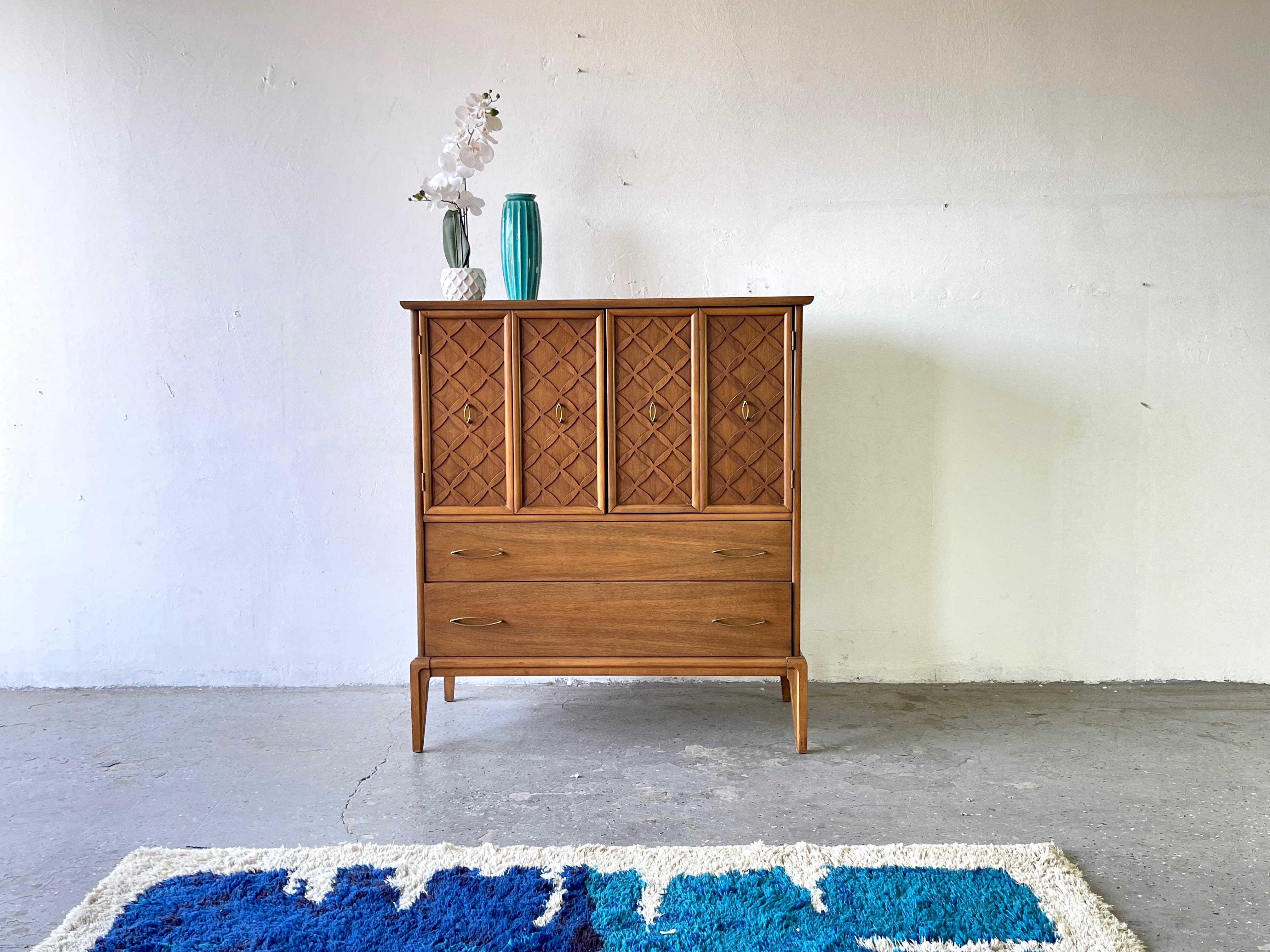 This mint very unique Mid-Century Modern walnut Highboy features decorative lattice design with Unique metal cat eye drawer pulls,

Measures: 40” wide 19” deep 45” inch tall.

 