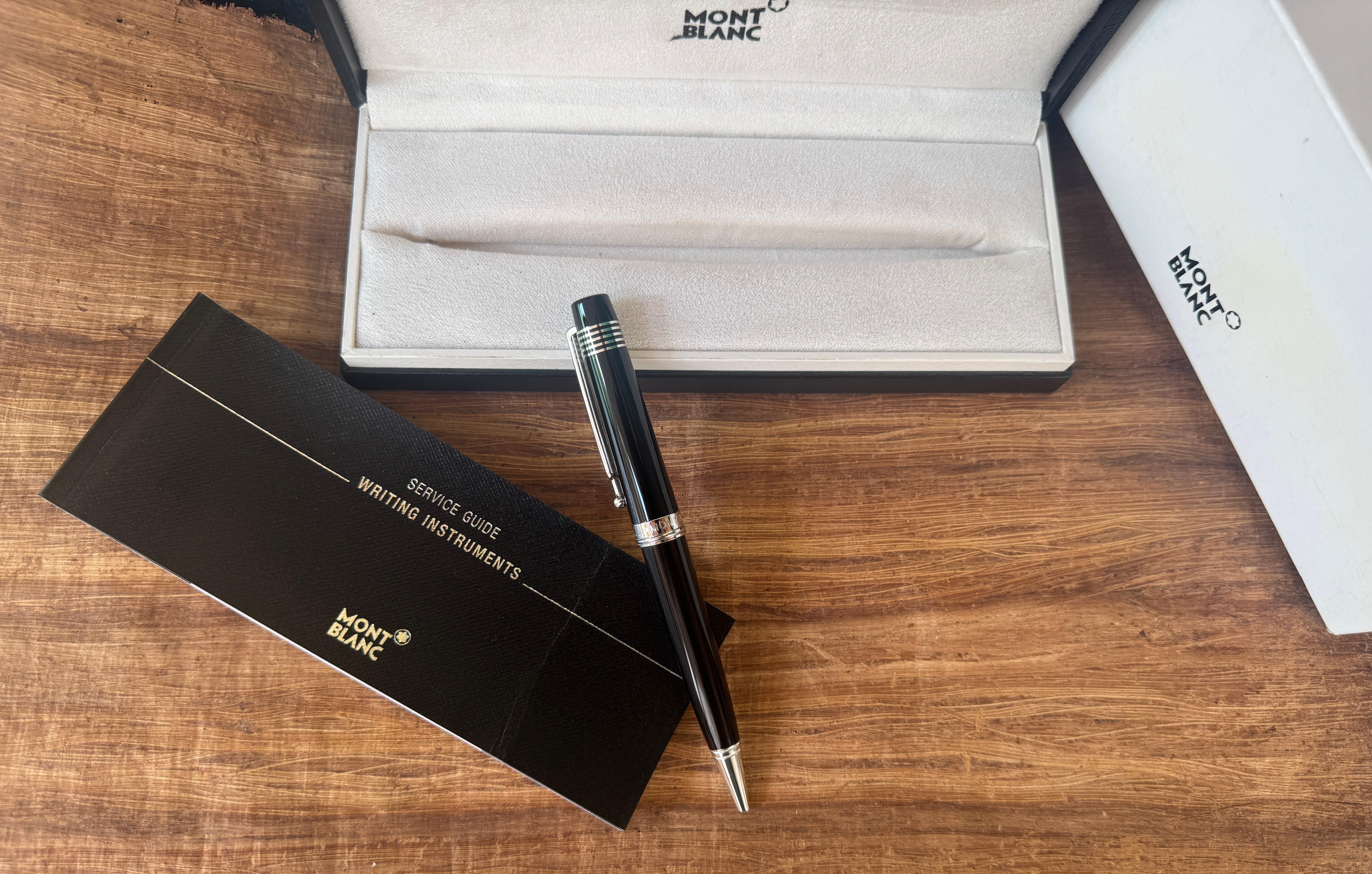 Montblanc Johannes Brahms Stylo Rollerball EDITION SPECIALE Emballé, chargé avec la cartouche Montblanc Black .

Détails :

 En parfait état, avec une légère usure et des marques. Livré dans sa boîte d'origine et dans sa boîte extérieure avec les