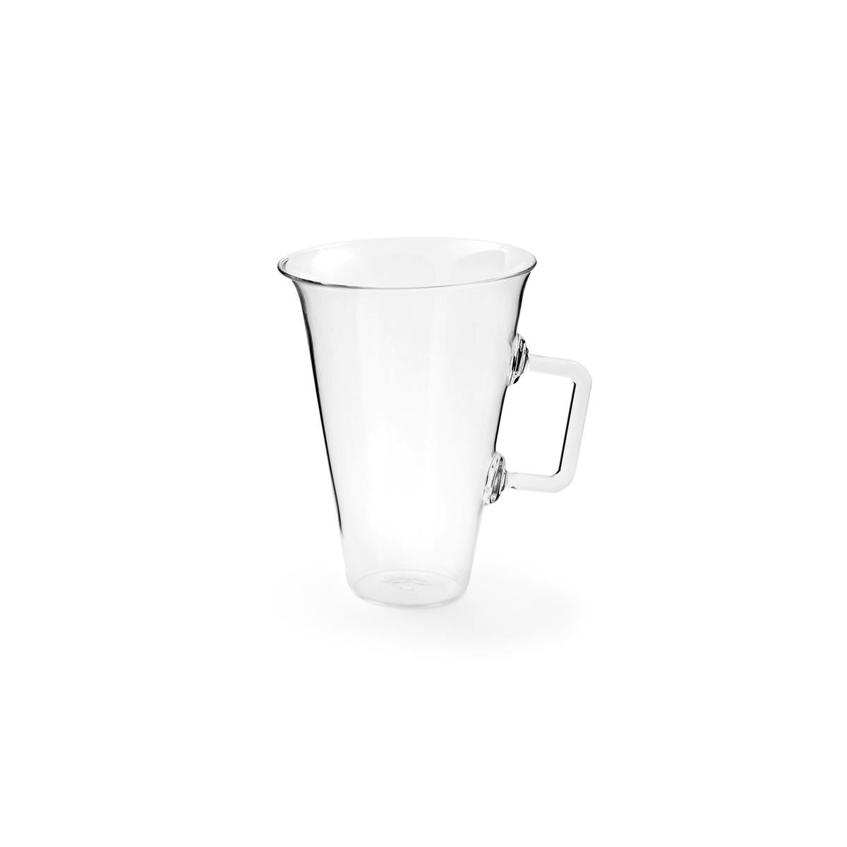 Mint is a mouth blown borosilicate glass jug with a wide shape and with a handle that help a firm grip. Mint is a little masterpiece where the Paola C.’s craftsmen ability meets the design by Aldo Cibic. This piece is an example of timeless design,