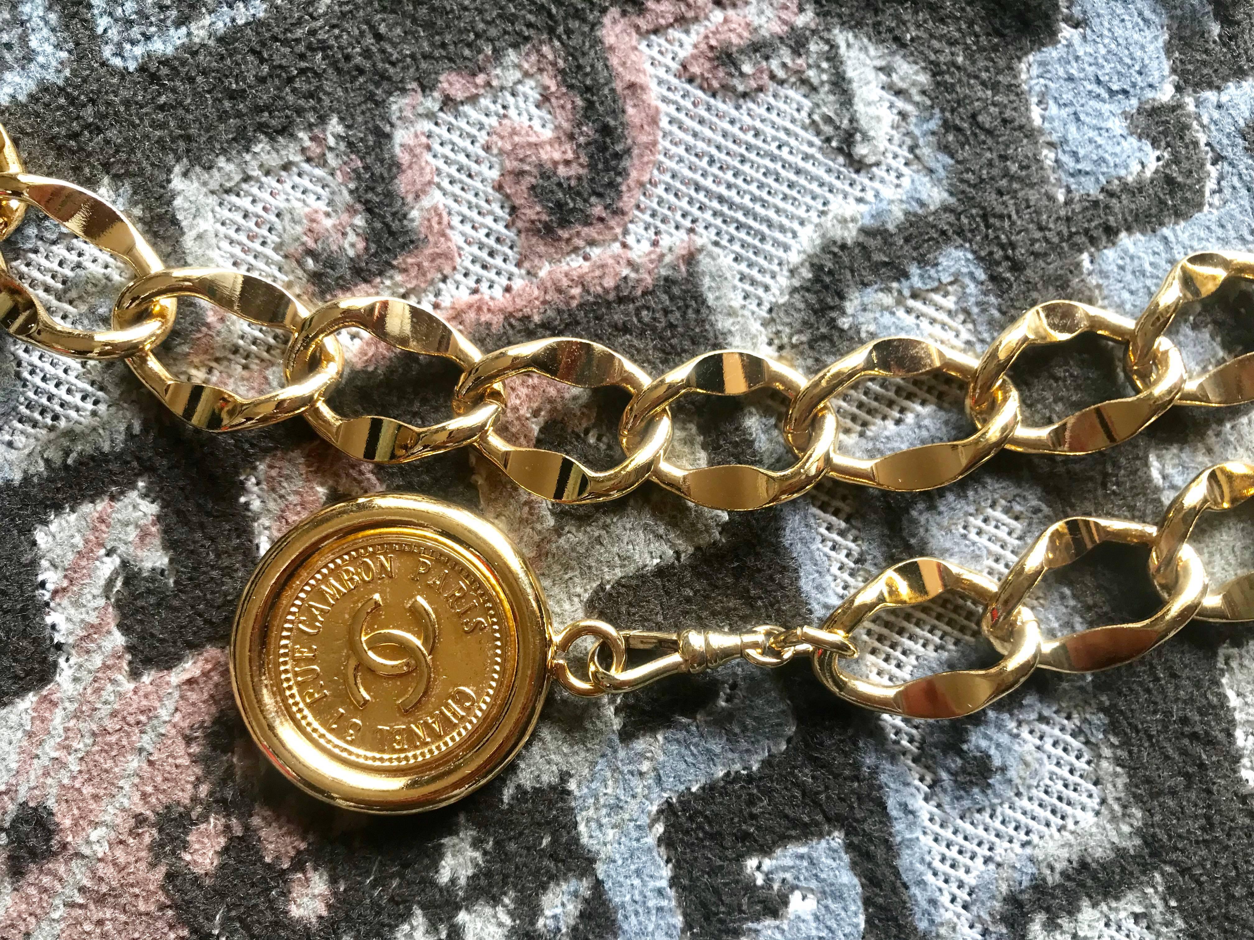 Chanel Vintage golden thick chain belt with a round CC charm, 1980s  In New Condition In Kashiwa, Chiba