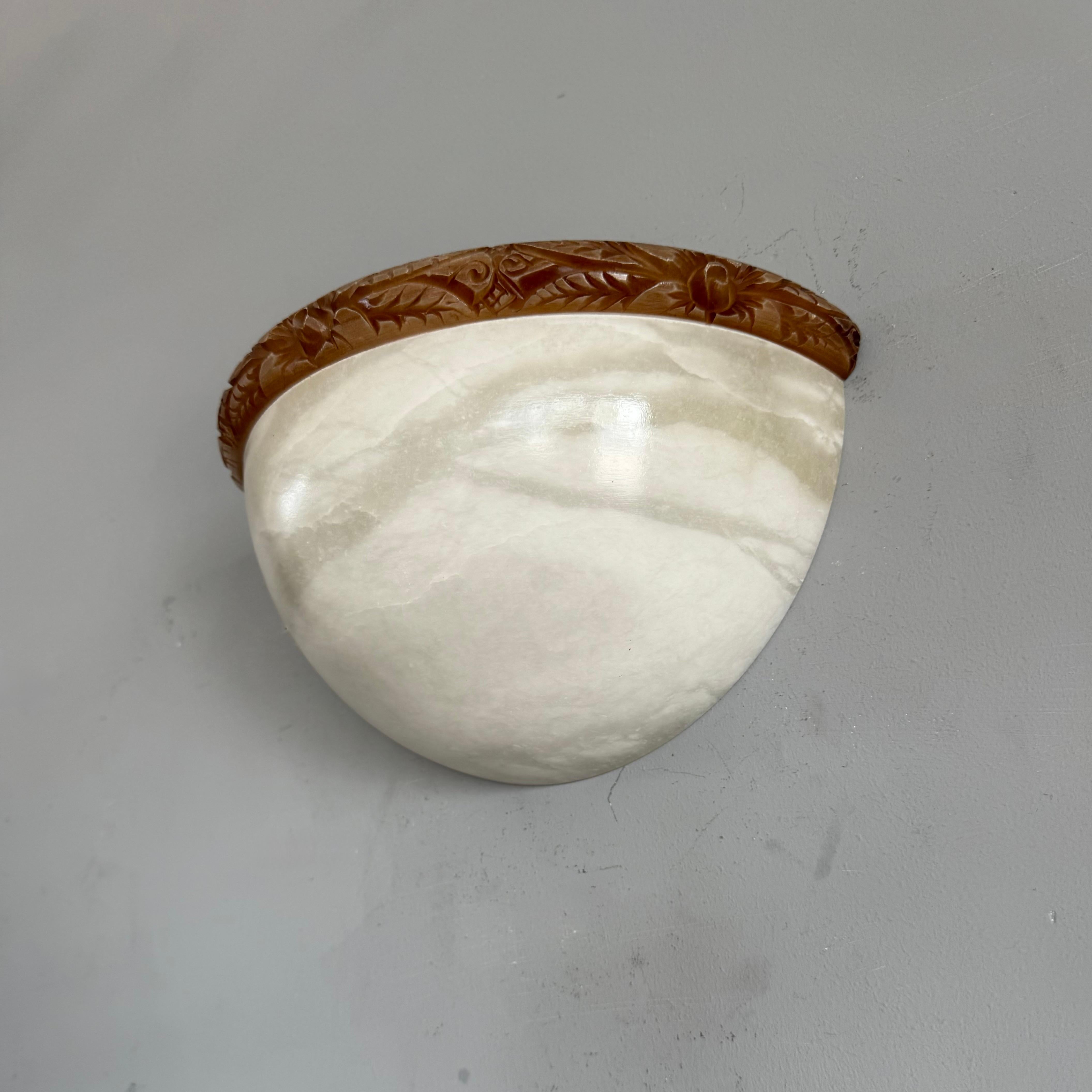 Sculpté à la main Paire d'appliques murales en albâtre blanc de style Art Deco, époque du milieu du siècle dernier. en vente
