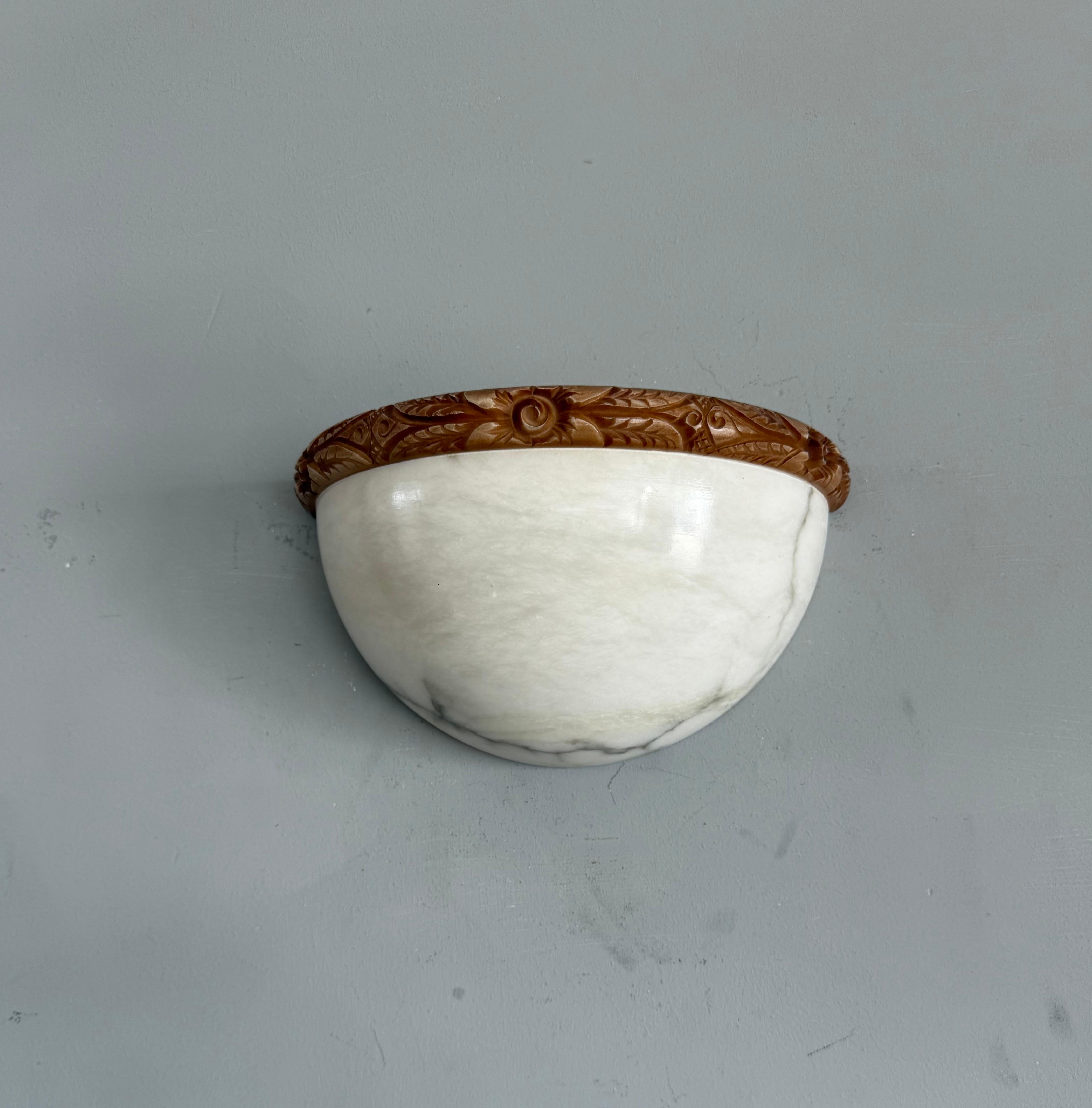 20ième siècle Paire d'appliques murales en albâtre blanc de style Art Deco, époque du milieu du siècle dernier. en vente