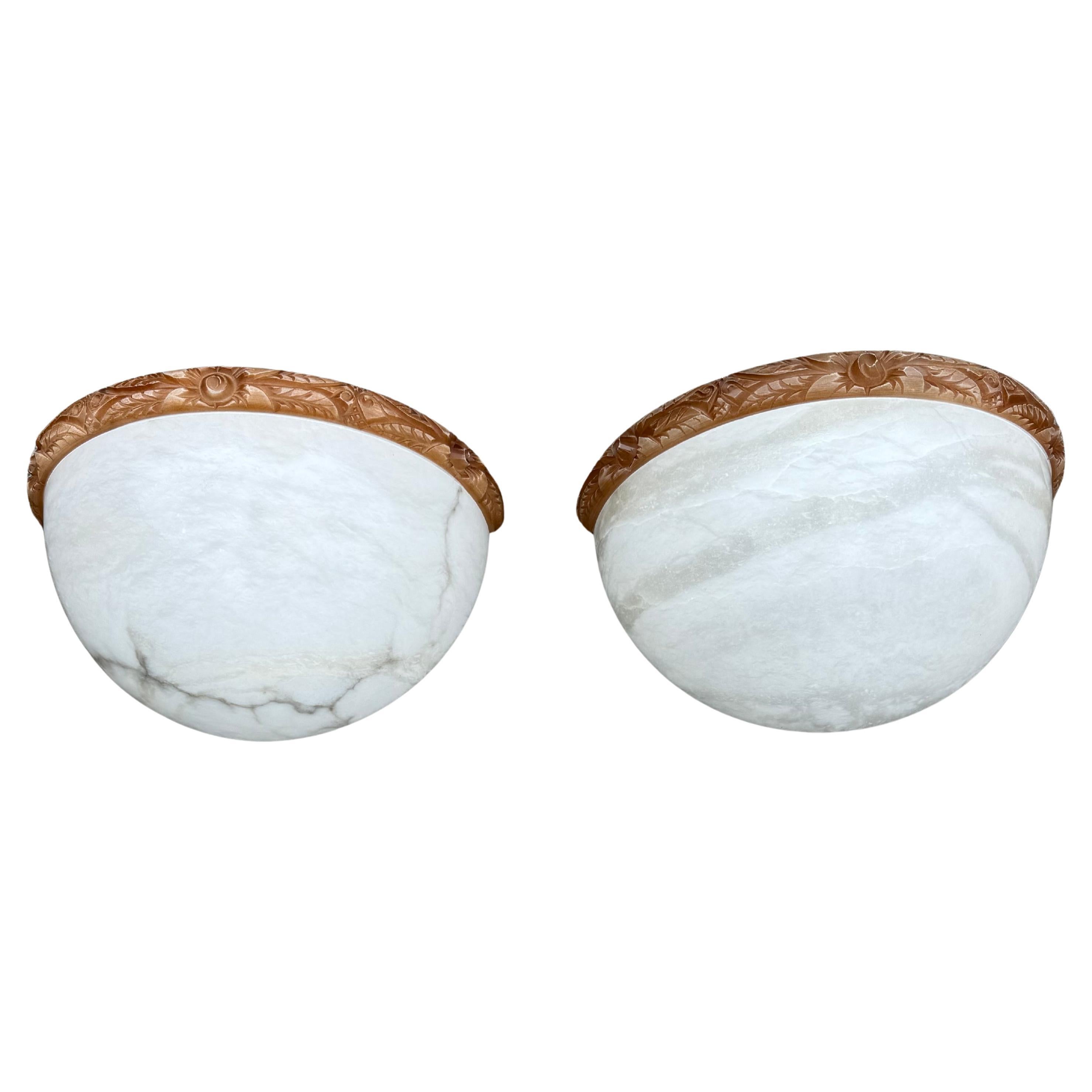 Paire d'appliques murales en albâtre blanc de style Art Deco, époque du milieu du siècle dernier.