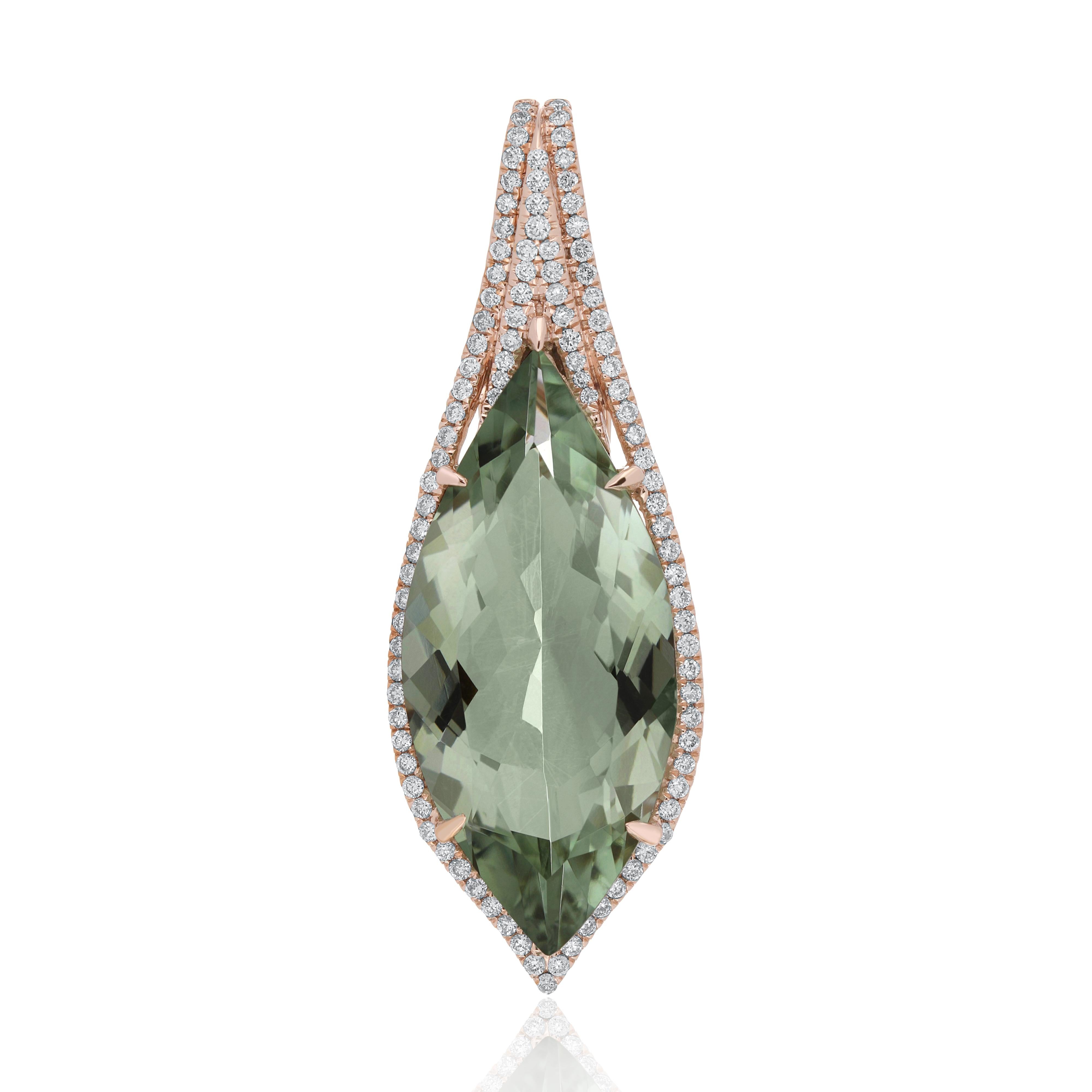 Pendentif en or jaune 14 carats, élégant et délicatement détaillé, serti au centre d'un quartz menthe de forme poire et marquise de 7.80Cts, accentué par des diamants sertis en pavement, pesant environ 0.34Cts. Magnifiquement réalisé à la main en or
