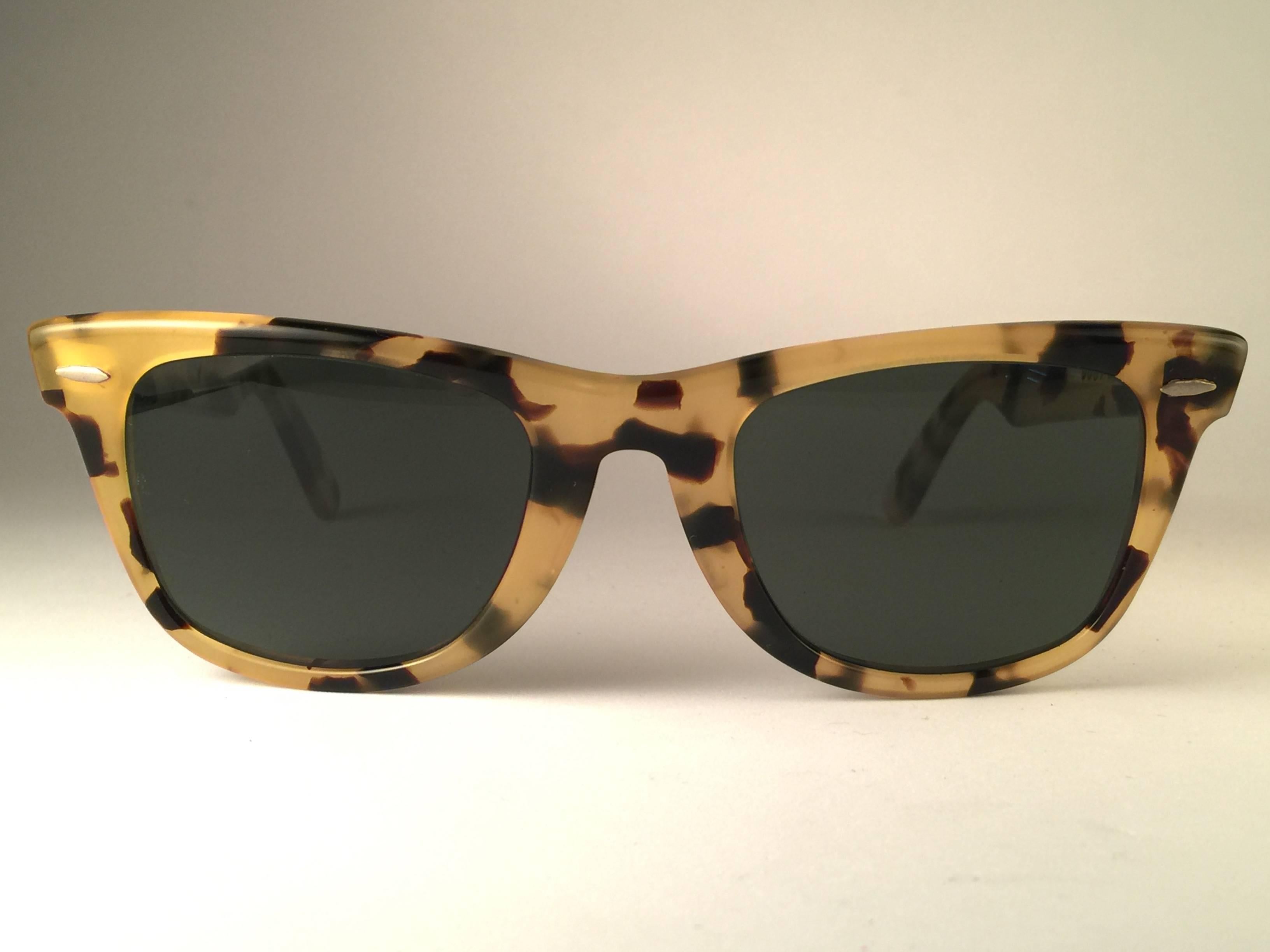 Mint classic Wayfarer in light tortoise. 
B&L etched in both G15 grey lenses. Please notice that this item is nearly 40 years old and show some storage wear.  

Made in USA.