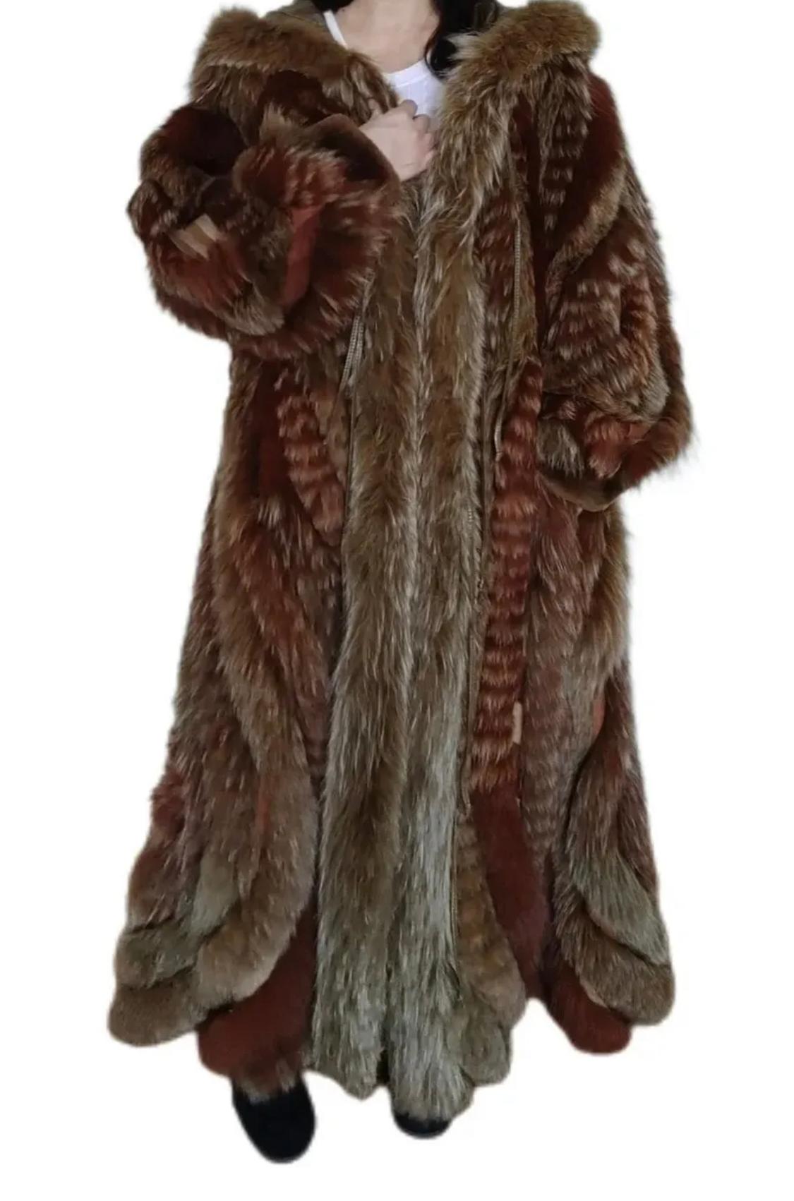 Mint reversible Christian Dior Multi Fur Coat fox beaver leather  (Size 12 - L)

When it comes to fur, Christian Dio is the ultimate reference in quality and style. This stunning Dior coat is a fantastical reversible with the original design and