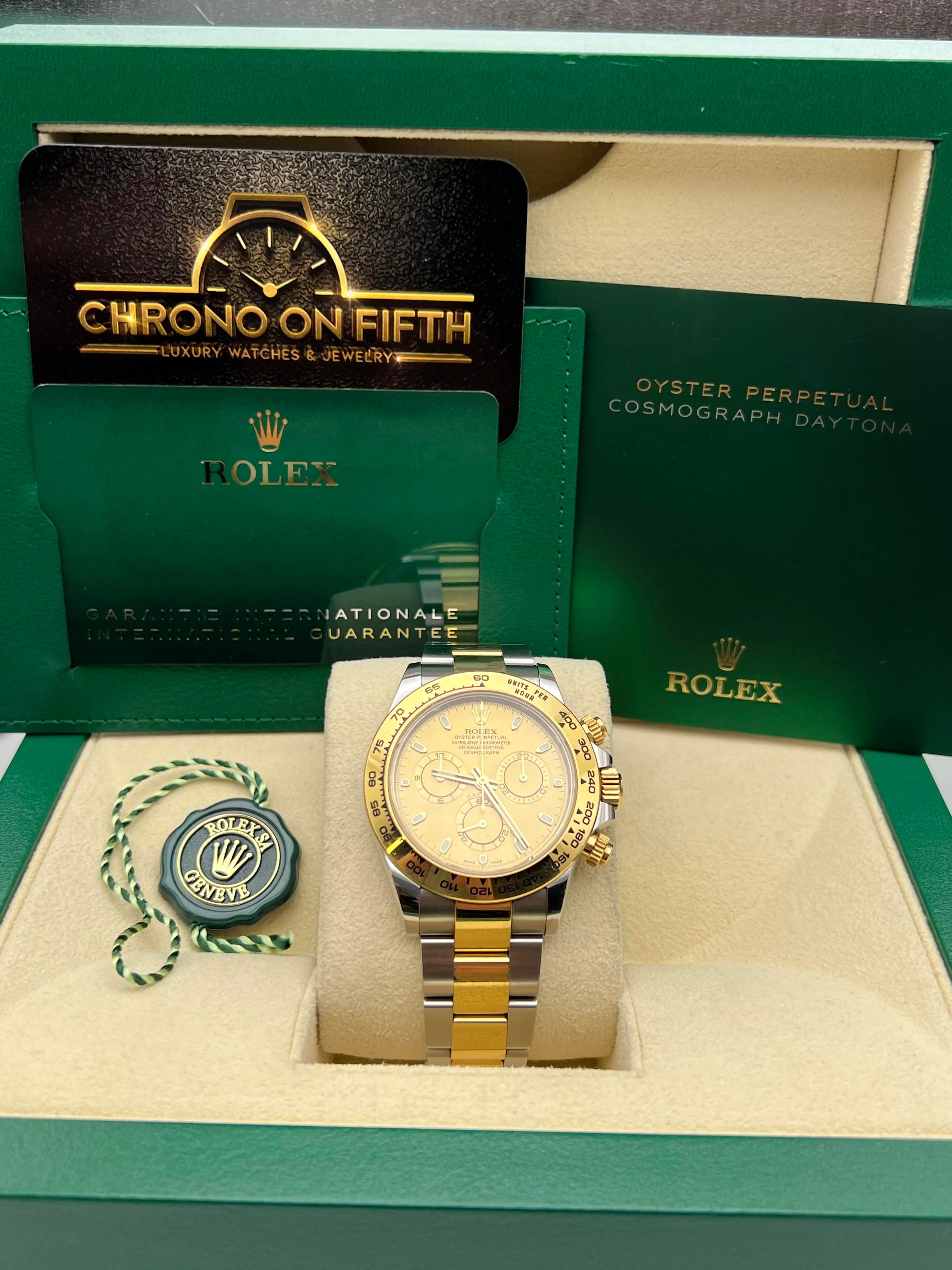 Il Rolex Daytona 116503 è un orologio distinto che esemplifica l'impegno del marchio nel fondere un design classico con un'artigianalità di lusso. Realizzata in una combinazione di oro giallo 18 carati e acciaio inossidabile, la cassa da 40 mm è