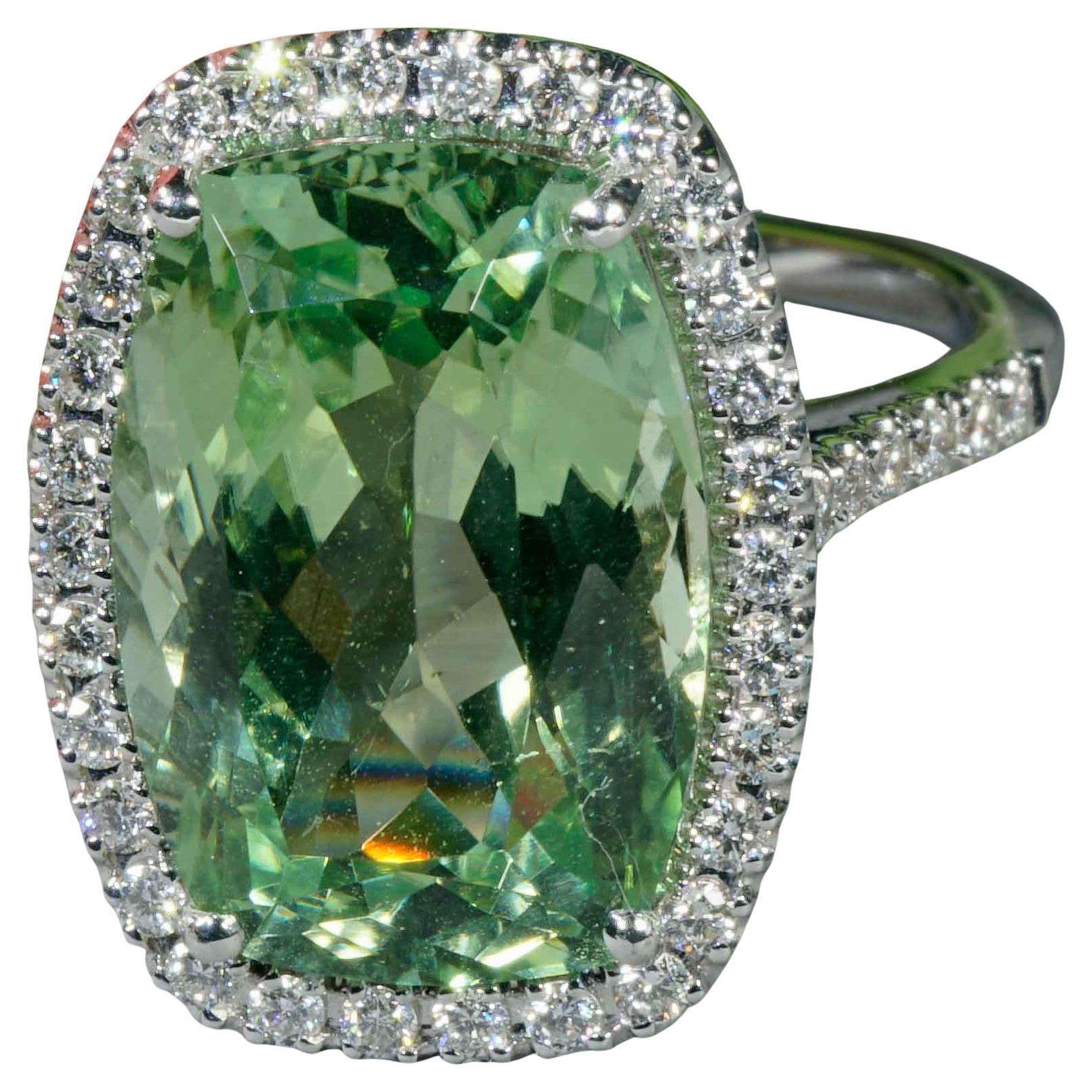 Mint ou seafoam est une couleur de tourmaline spéciale et donc spéciale, ici nous avons un spécimen particulièrement beau avec 11,61ct, donc vraiment grand, AAA, excellente coupe, light mint, brillance et distribution de la couleur très bonne, env.