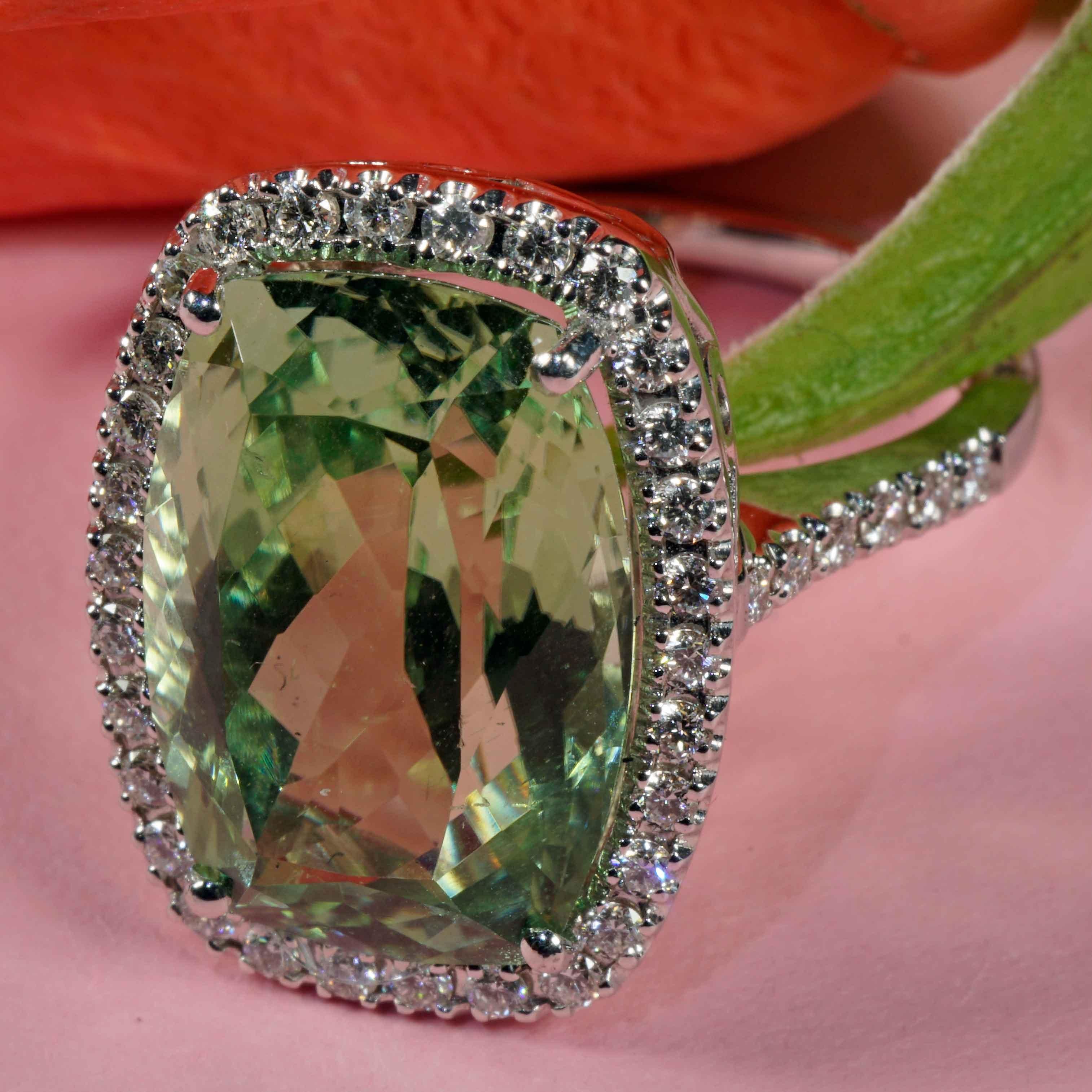 Taille coussin antique Menthe écume de mer  Bague en tourmaline   11.61 0.46  Très beaux bijoux 18 carats 19 x 14 mm en vente