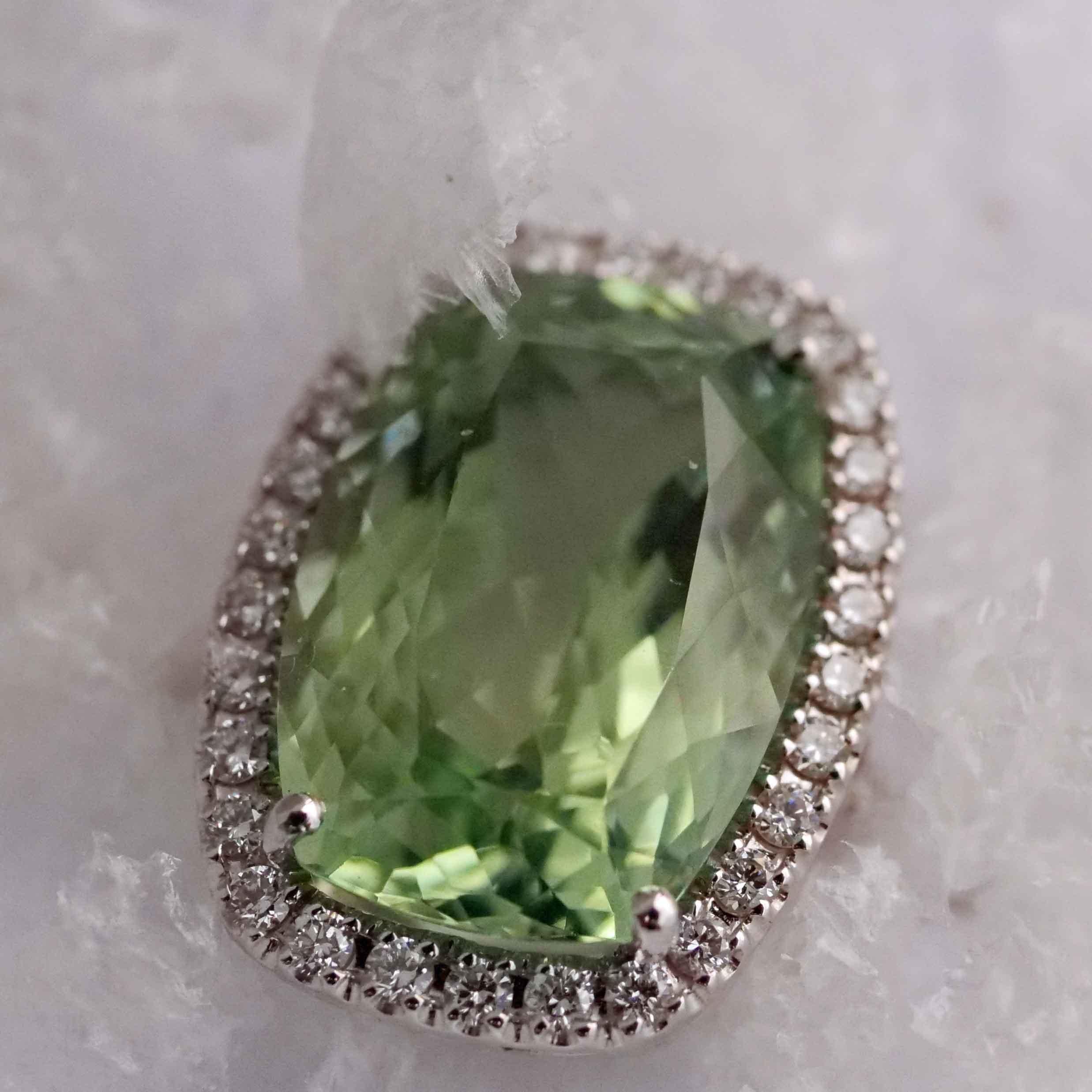 Menthe écume de mer  Bague en tourmaline   11.61 0.46  Très beaux bijoux 18 carats 19 x 14 mm en vente 2