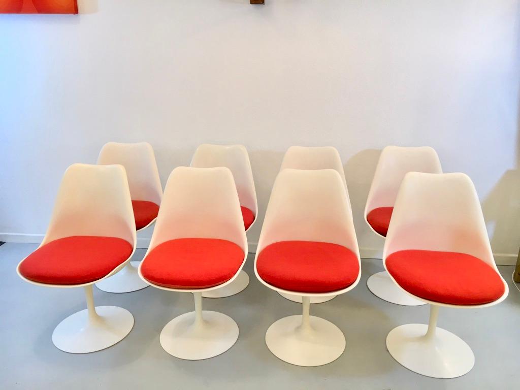 Set di 8 sedie da pranzo a tulipano di Eero Saarinen prodotte da Knoll Studio nel 2010 circa. Come nuovo. Girevole. Cuscino rosso-arancio.
Condizioni assolutamente perfette. Etichetta del produttore sotto la base. (immagine)

Icona assoluta del