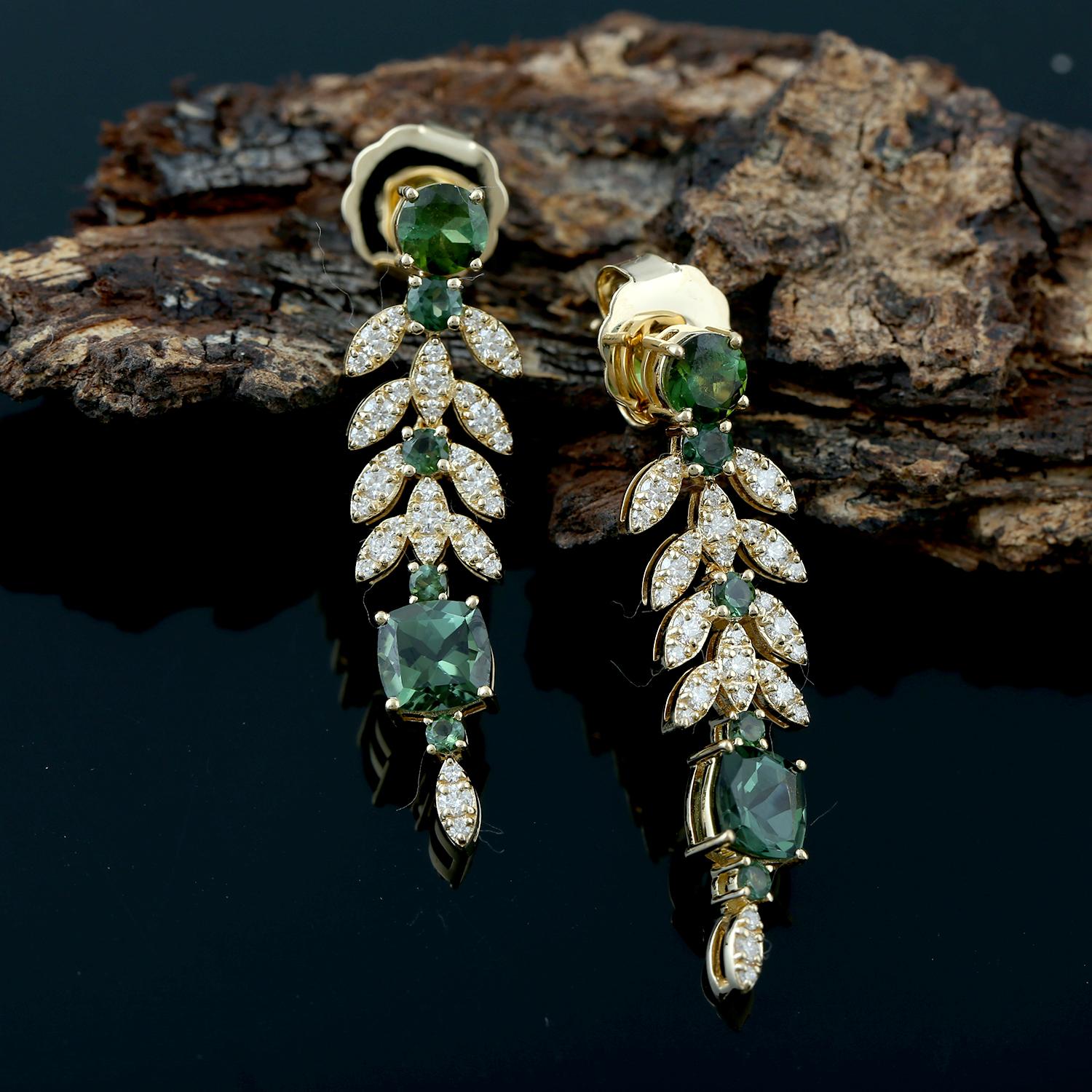 Art déco Boucles d'oreilles pendantes en or jaune 18 carats avec tourmaline et diamant en vente