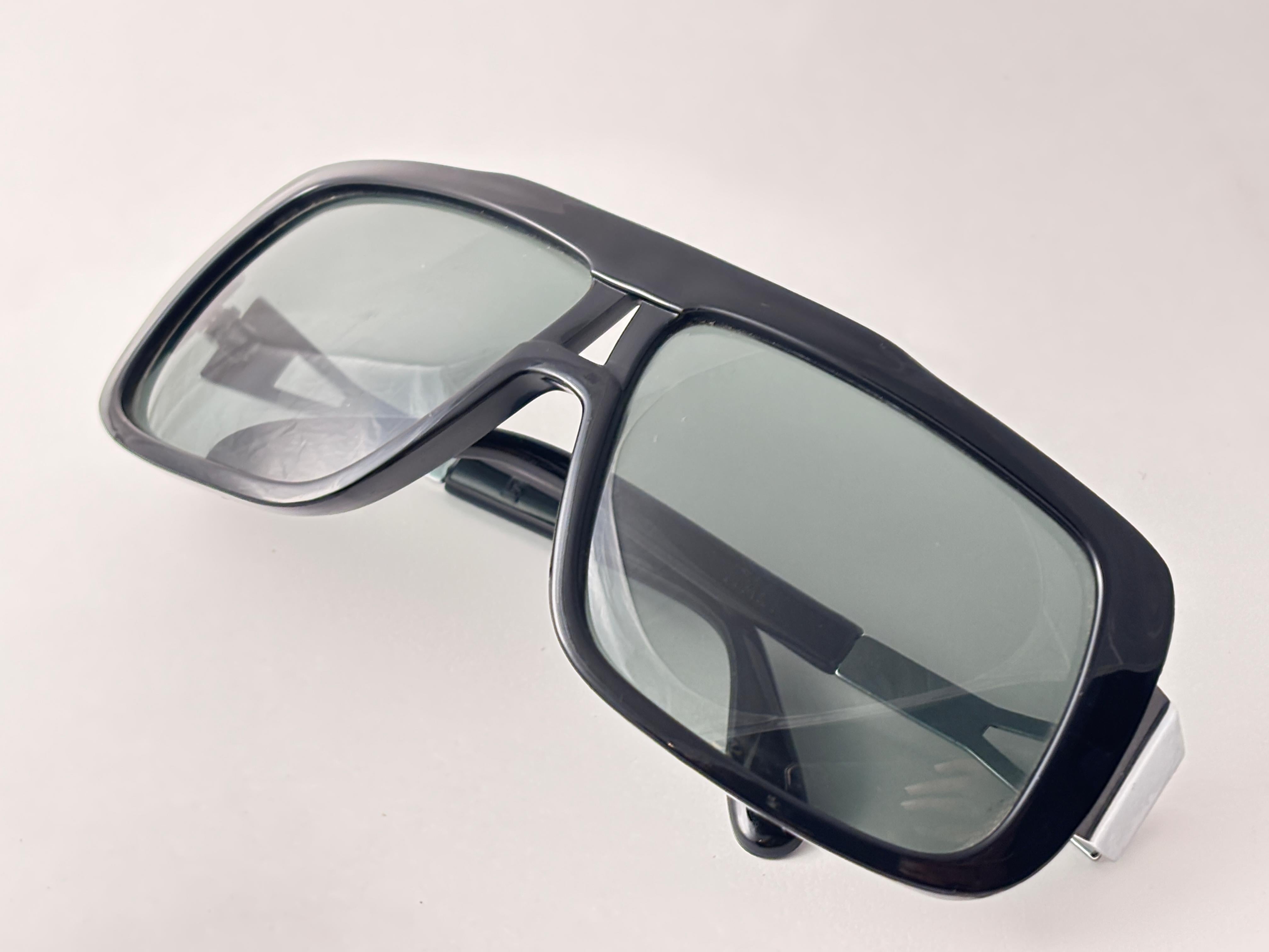 
Oversized Pair of 1970'S Sonnenbrille, starke robuste Rahmen hält ein Paar von Medium Grey Gläser.
Dieses Paar zeigt sichtbare Abnutzungserscheinungen an Gläsern und Rahmen aufgrund von mehr als 60 Jahren Lagerung


Hergestellt in