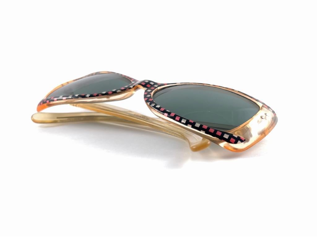 Mintfarbene Vintage-Sonnenbrille „Schmetterling“ mit mehrfarbigem Rahmen und grauen Linsen, 60er Jahre im Angebot 5