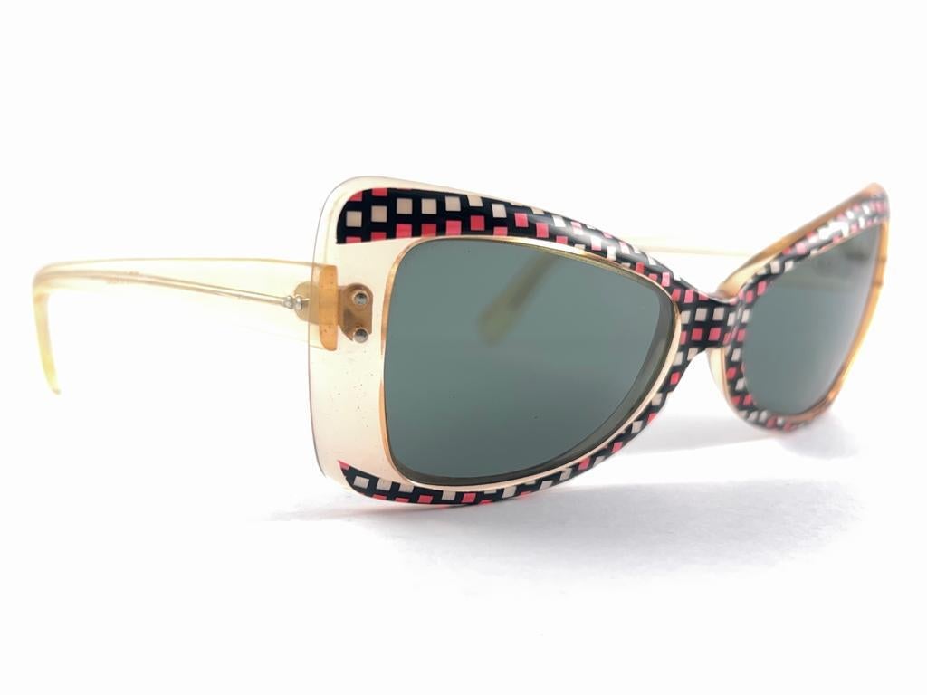 Mintfarbene Vintage-Sonnenbrille „Schmetterling“ mit mehrfarbigem Rahmen und grauen Linsen, 60er Jahre (Grau) im Angebot