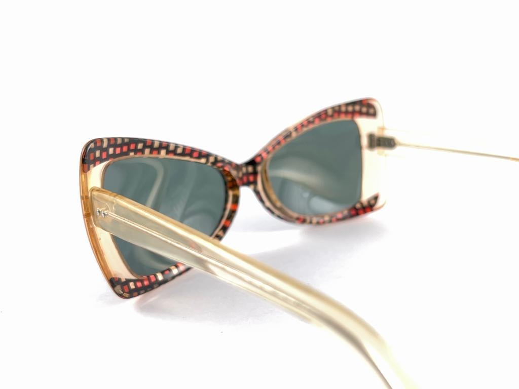 Mintfarbene Vintage-Sonnenbrille „Schmetterling“ mit mehrfarbigem Rahmen und grauen Linsen, 60er Jahre im Angebot 1