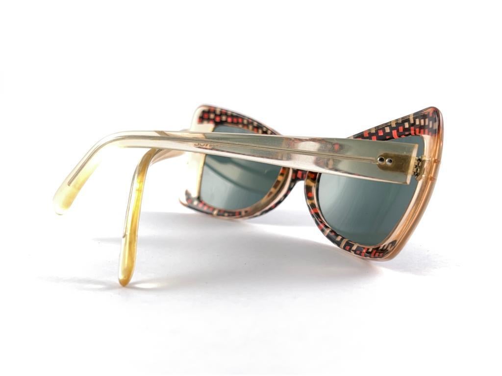 Mintfarbene Vintage-Sonnenbrille „Schmetterling“ mit mehrfarbigem Rahmen und grauen Linsen, 60er Jahre im Angebot 2