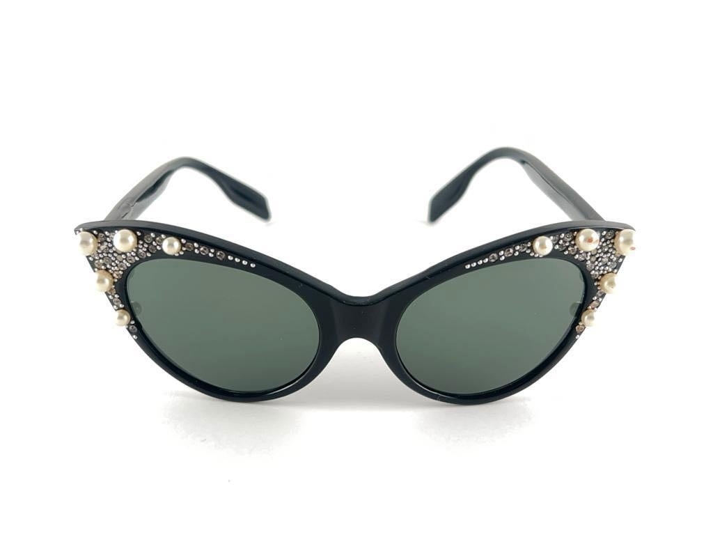 Mint Vintage cat eye frame adorned with faux pearls and strass Holding A Pair Of medium grey Lenses 

This Item May Show Minor Sign Of Wear Due To Storage


Made In Italy

Front                                       14 Cms 
Lens Height              