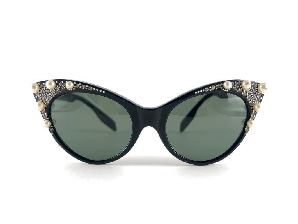 Mint Vintage Cat Eye Black Pearls & Strass Sunglasses 1960'S Made in Italy In Excellent Condition For Sale In Baleares, Baleares