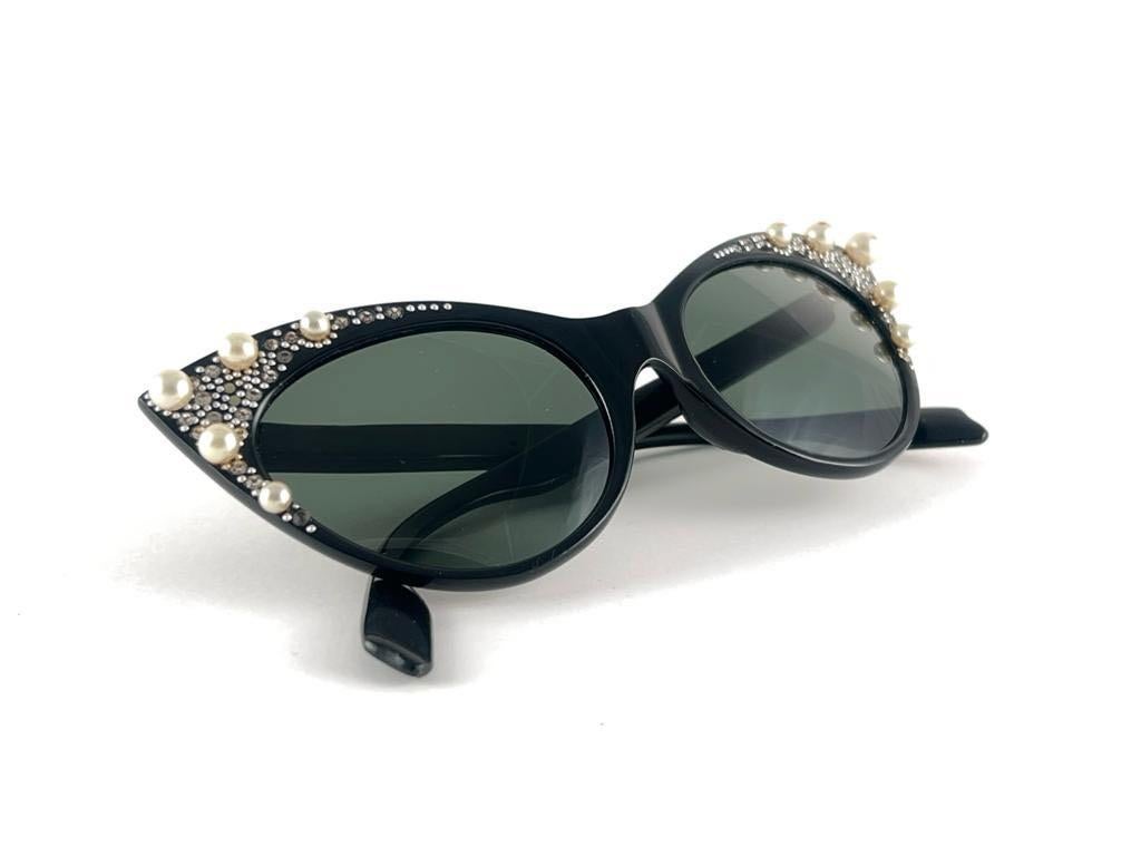 Mint Vintage Cat Eye Black Pearls & Strass Sunglasses 1960'S Made in Italy For Sale 2