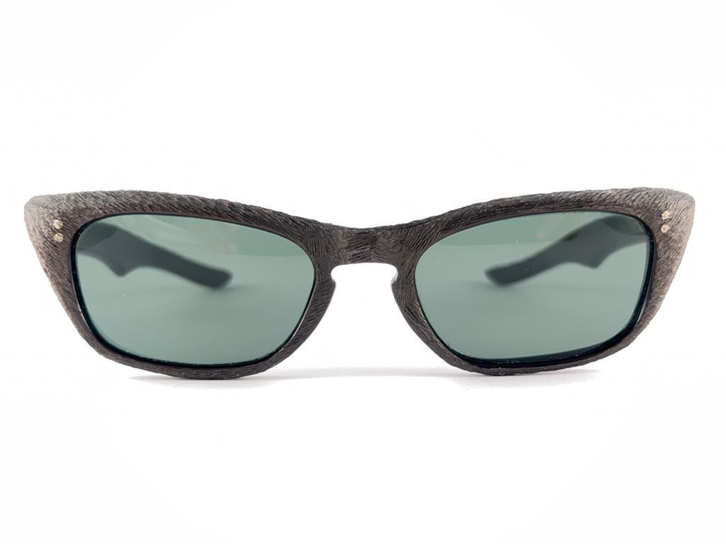 Neu Vintage Midcentury Cat Eye braunen Rahmen hält ein Paar von Medium graue Gläser Sonnenbrillen

Dieser Artikel kann geringe Anzeichen von Verschleiß aufgrund der Lagerung zeigen

Ein wahrer Schatz, den man sich nicht entgehen lassen