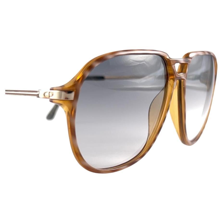 
Mint Vintage Christian Dior 2296 11 Sonnenbrille Oversized Honig & Grau gestreift Frame mit Spotless Gradient graue Gläser 1970'S von Optyl gemacht
Makelloses Paar!


Hergestellt in Österreich


Vorderseite                                          