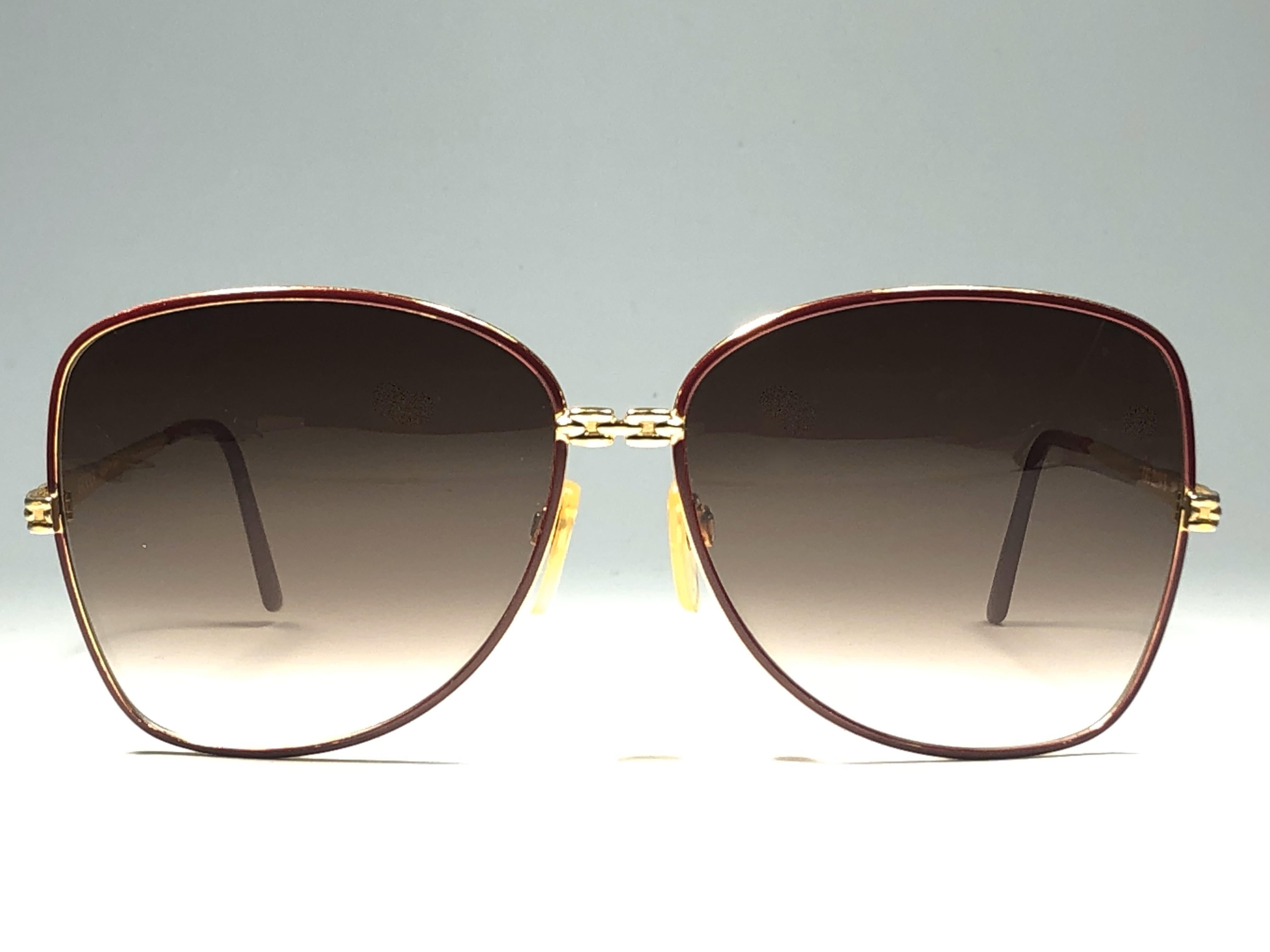 Vintage Gucci burgundy & gold details frame. 
Spotless lenses.  
Never worn or displayed. 

This item show minor sign of wear on the gold due to nearly 30 years of storage. Made in Italy.
