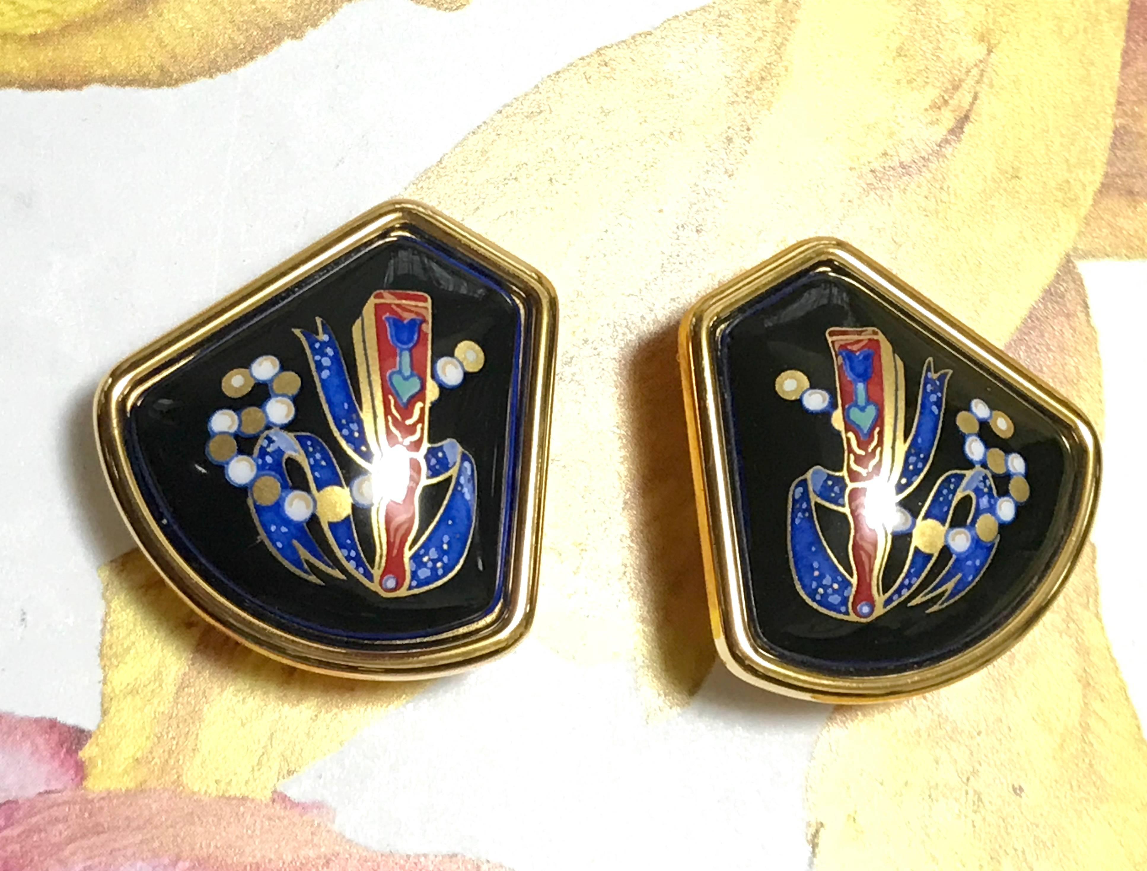 1990s. MINT. Vintage Hermes black cloisonné enamel golden earrings with red fan with blue ribbon and golden and white pearl design. Fan shape.

MINT. Excellent vintage condition!
Fabulous earrings in HERMES's iconic cloisonne.
Excellent beauty and