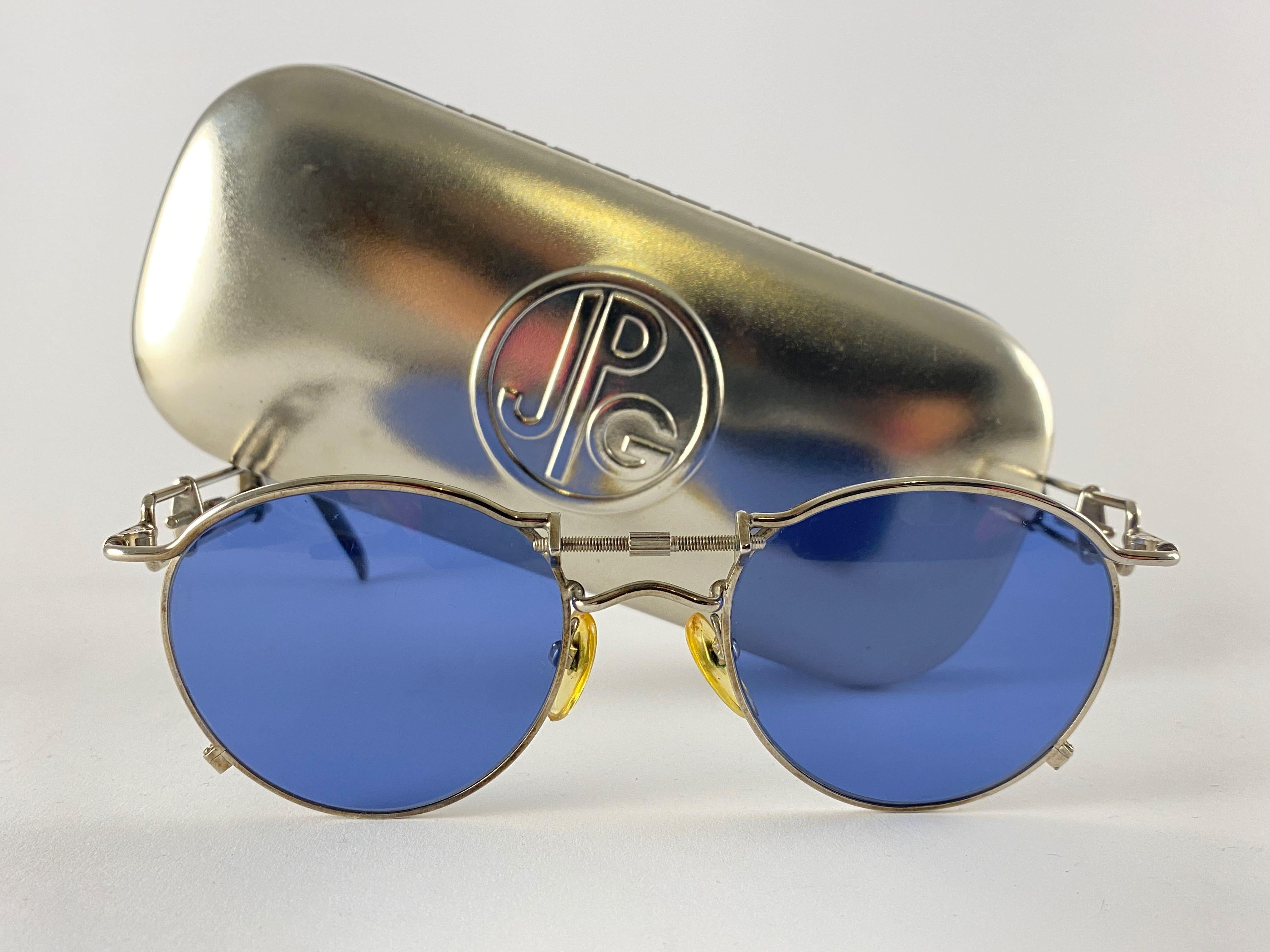 Neu Vintage Jean Paul Gaultier 56 0174 Silber Details Rahmen. 
Dunkelgraue Gläser vervollständigen einen tragbaren JPG-Look.

Erstaunliches Design mit starken und doch komplizierten Details.
Dieser Artikel hat sichtbare Abnutzungserscheinungen auf
