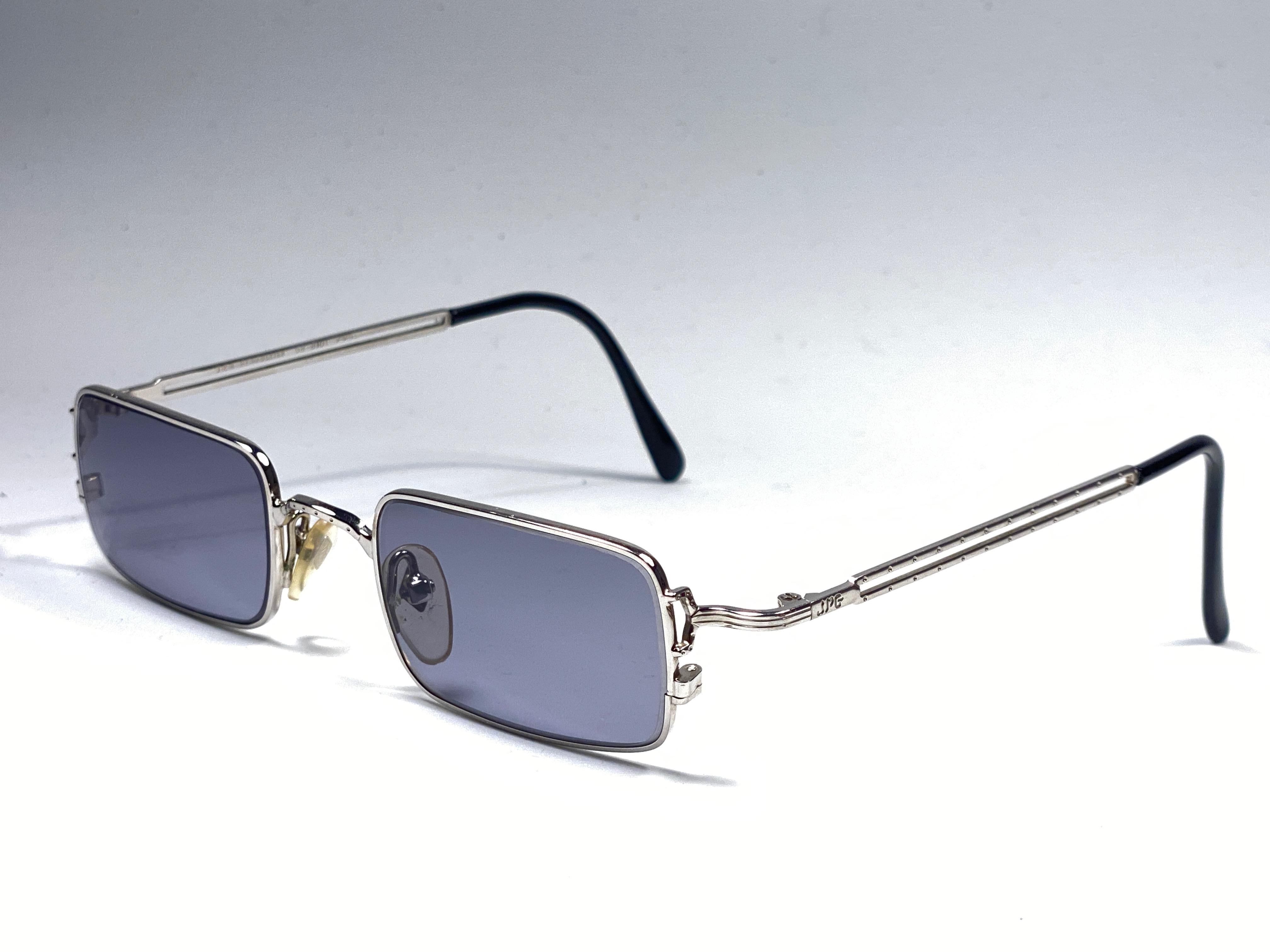 Mint Vintage Jean Paul Gaultier Junior silver frame.
Spotless medium lenses.
Design and produced in the 1900's a timeless and iconic piece.
Minor sign of wear on the frame.
A true fashion statement.

Front : 13 cms
Lens Height : 3 cms
Lens Width :