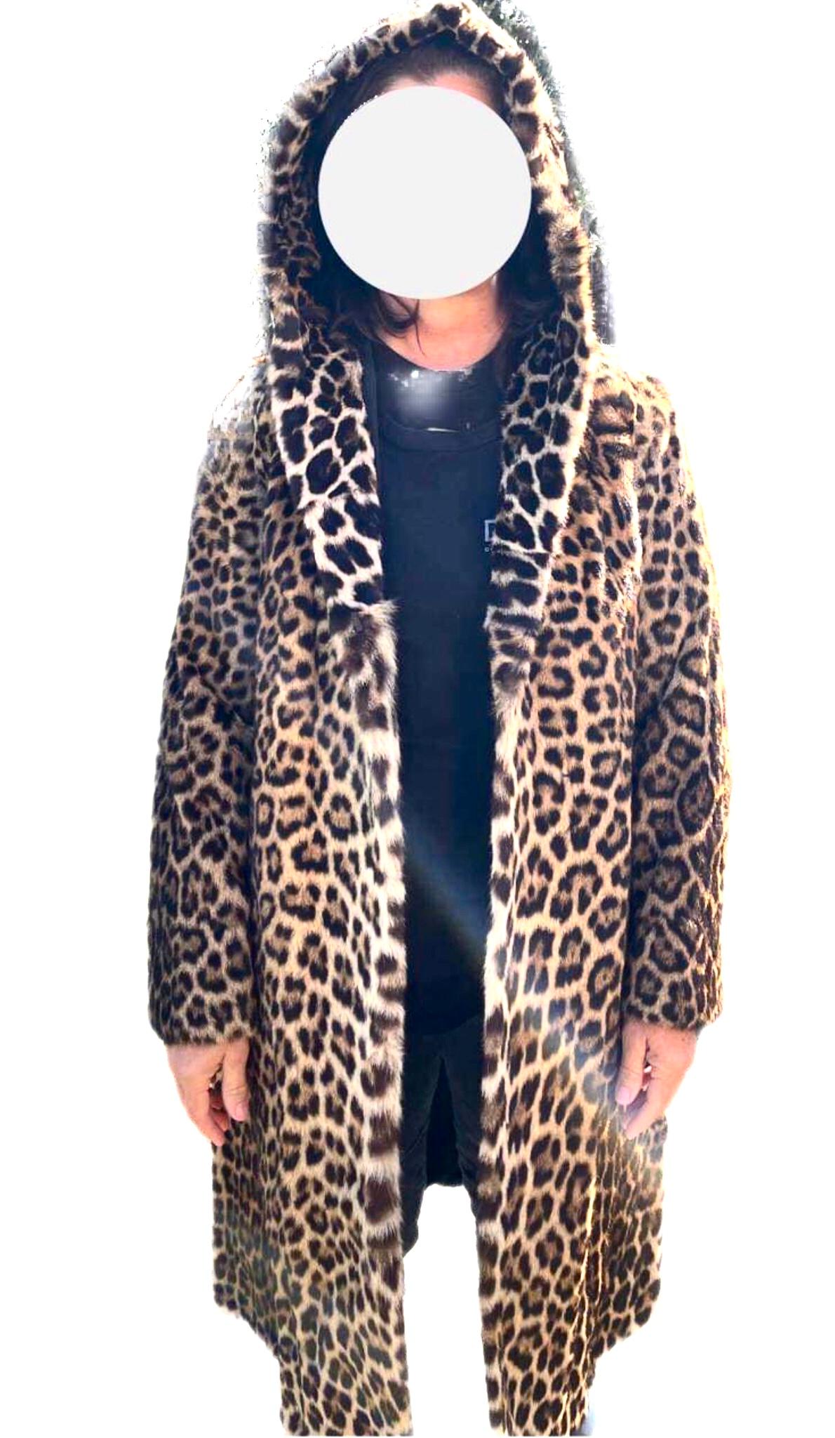 Mint Vintage Leopard fur coat size 12 In Excellent Condition For Sale In Montreal, Quebec