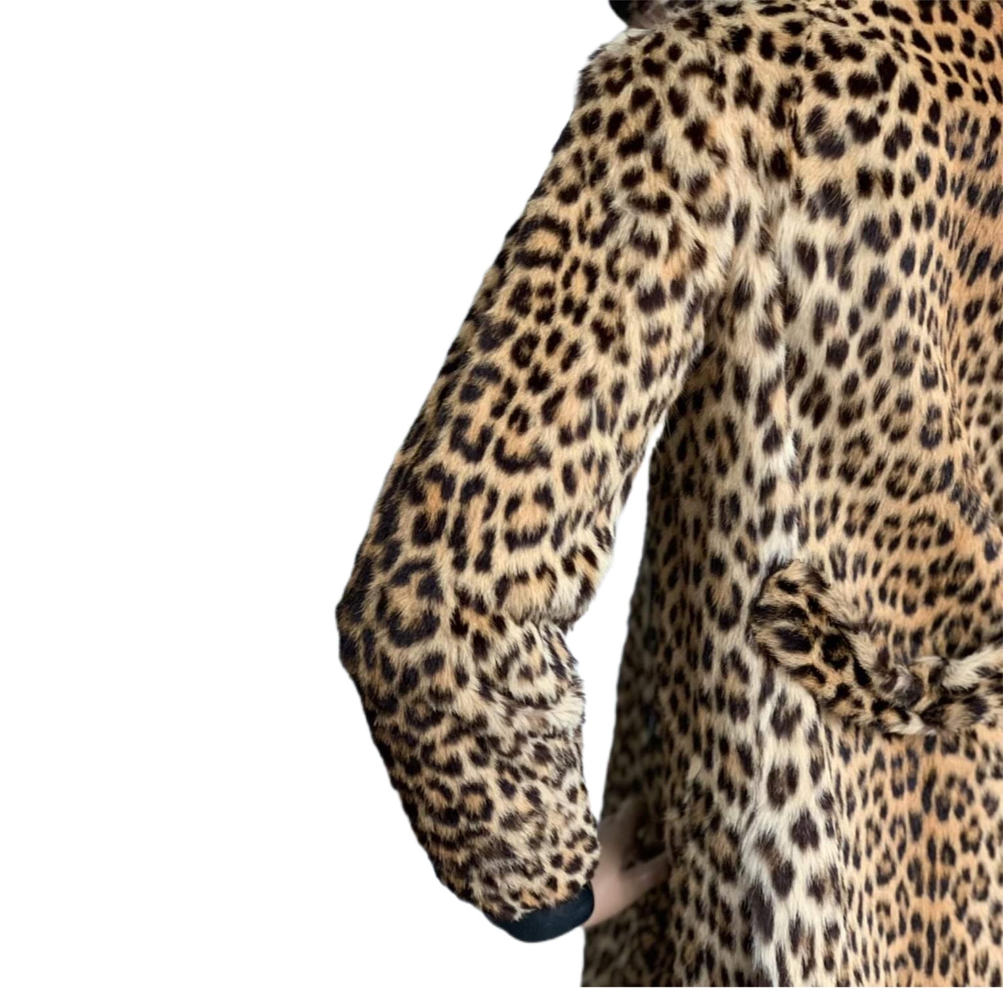 Mint Vintage Leopard fur coat size 8-10 In Excellent Condition In Montreal, Quebec