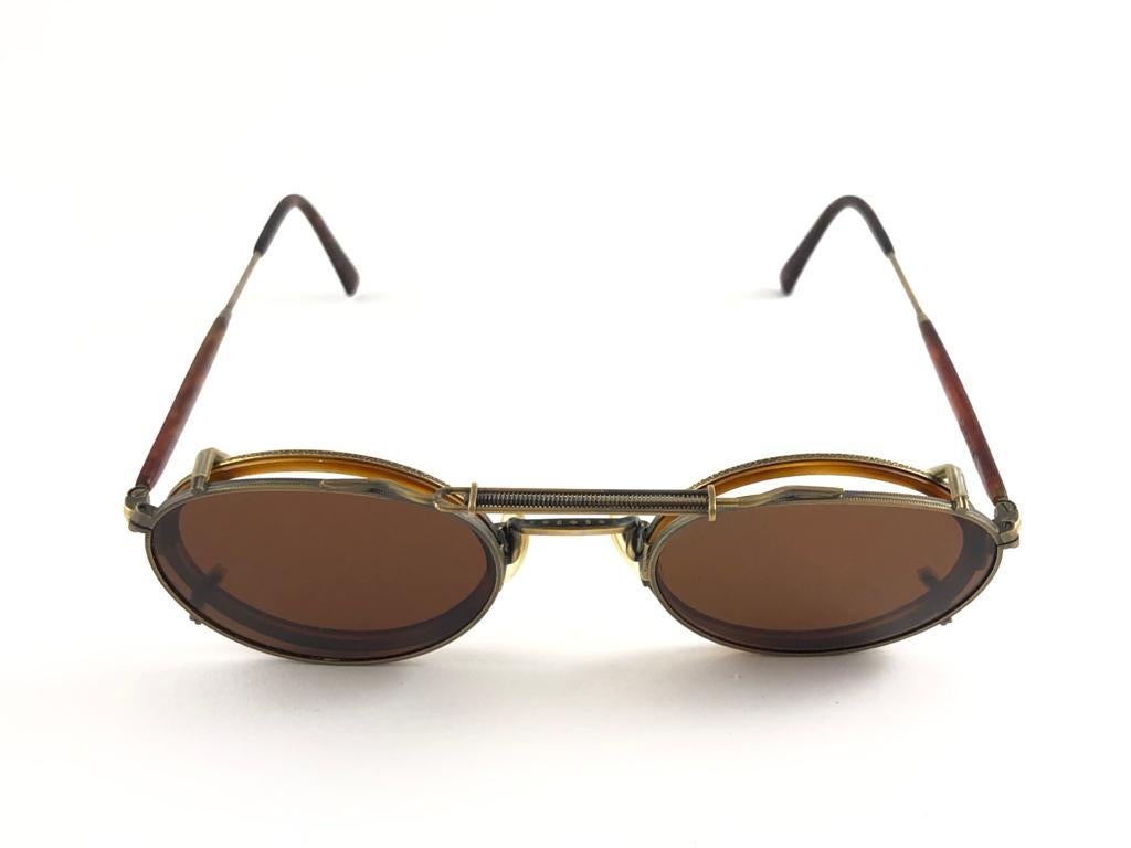 
Mint Matsuda Gold, Silber & Bernstein Frame Sonnenbrillen mit abnehmbaren Front Frame.
Dieses Paar kann kleinere Anzeichen von Verschleiß aufgrund der Lagerung zeigen.

Hergestellt in Japan.


Messungen


Vorderseite 13 cm
Höhe der Linse 3.5