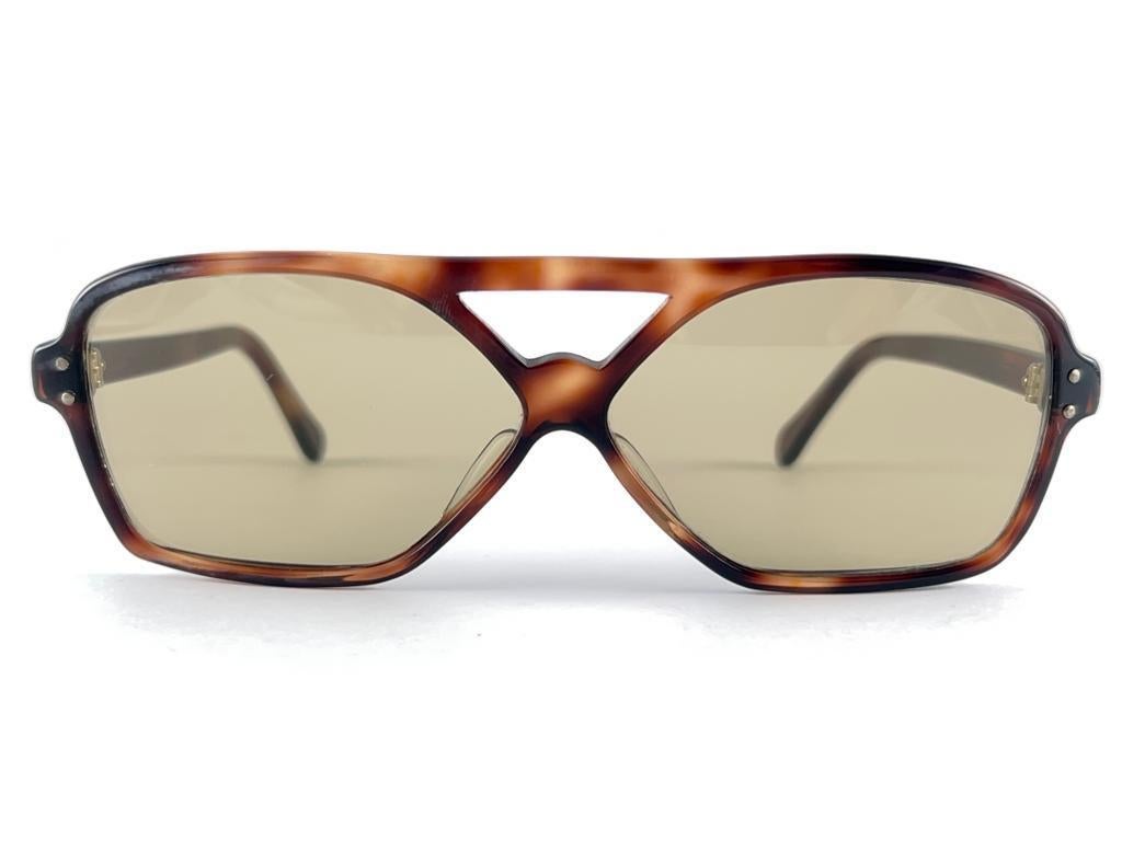 Mint Vintage Medium Tortoise Light Brown Lenses 60's France Sunglasses en vente 7