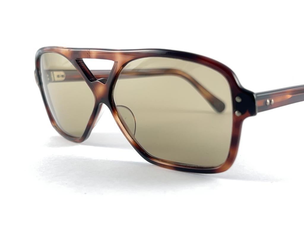 
Mint Vintage Tortoise Frame Holding  A Pair Of Spotless Light Brown Lenses
Superb Quality,  Even Better Design.
This Item May Show Minor Sign Of Wear 



Made In France



Front                                             14 Cms 
Lens Height       