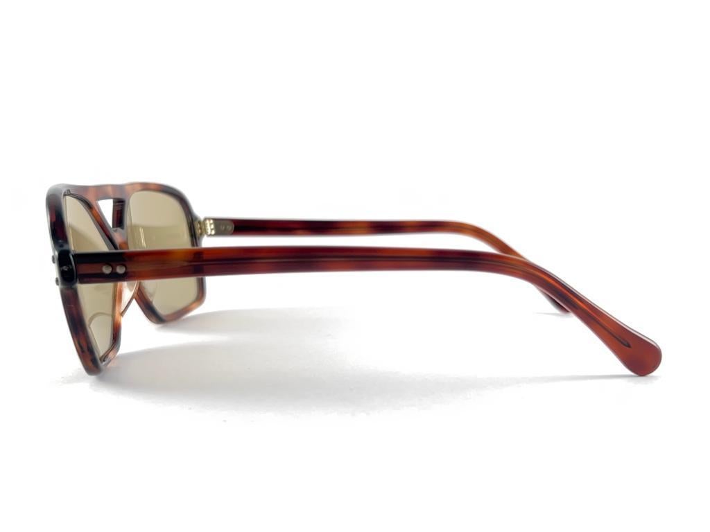 Beige Mint Vintage Medium Tortoise Light Brown Lenses 60's France Sunglasses en vente