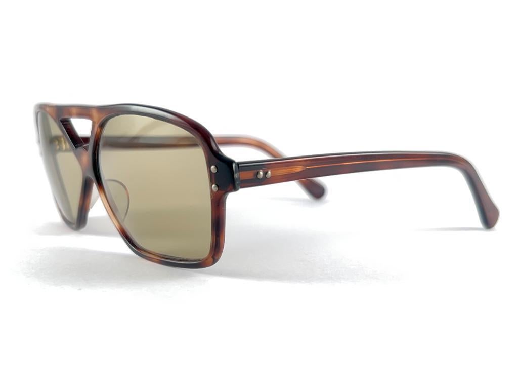 Mint Vintage Medium Tortoise Light Brown Lenses 60's France Sunglasses Unisexe en vente