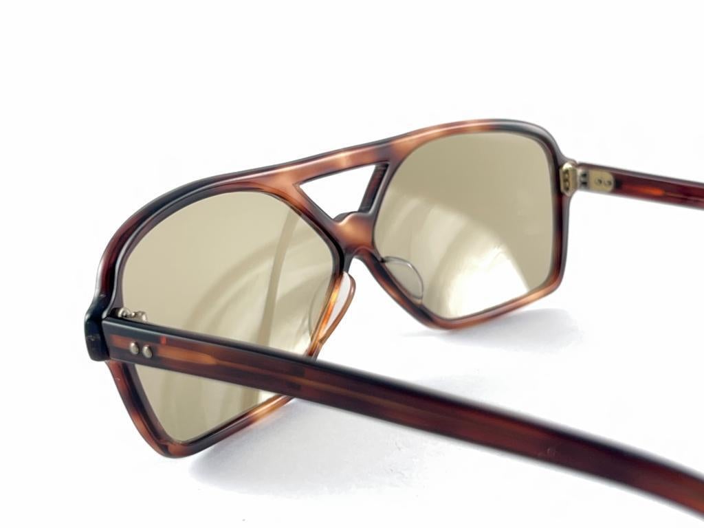 Mint Vintage Medium Tortoise Light Brown Lenses 60's France Sunglasses en vente 3