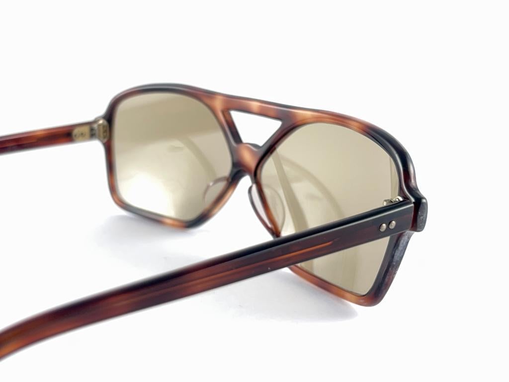 Mint Vintage Medium Tortoise Light Brown Lenses 60's France Sunglasses en vente 4