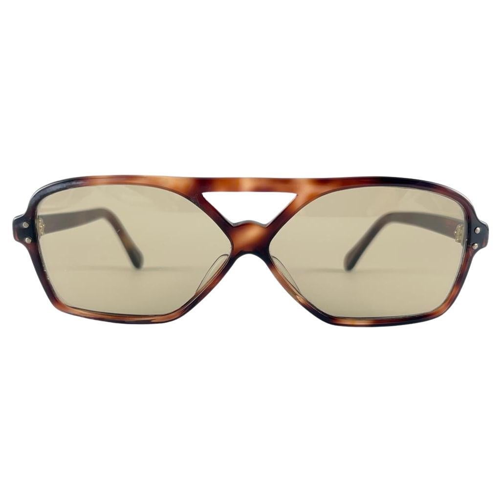 Mint Vintage Medium Tortoise Light Brown Lenses 60's France Sunglasses en vente