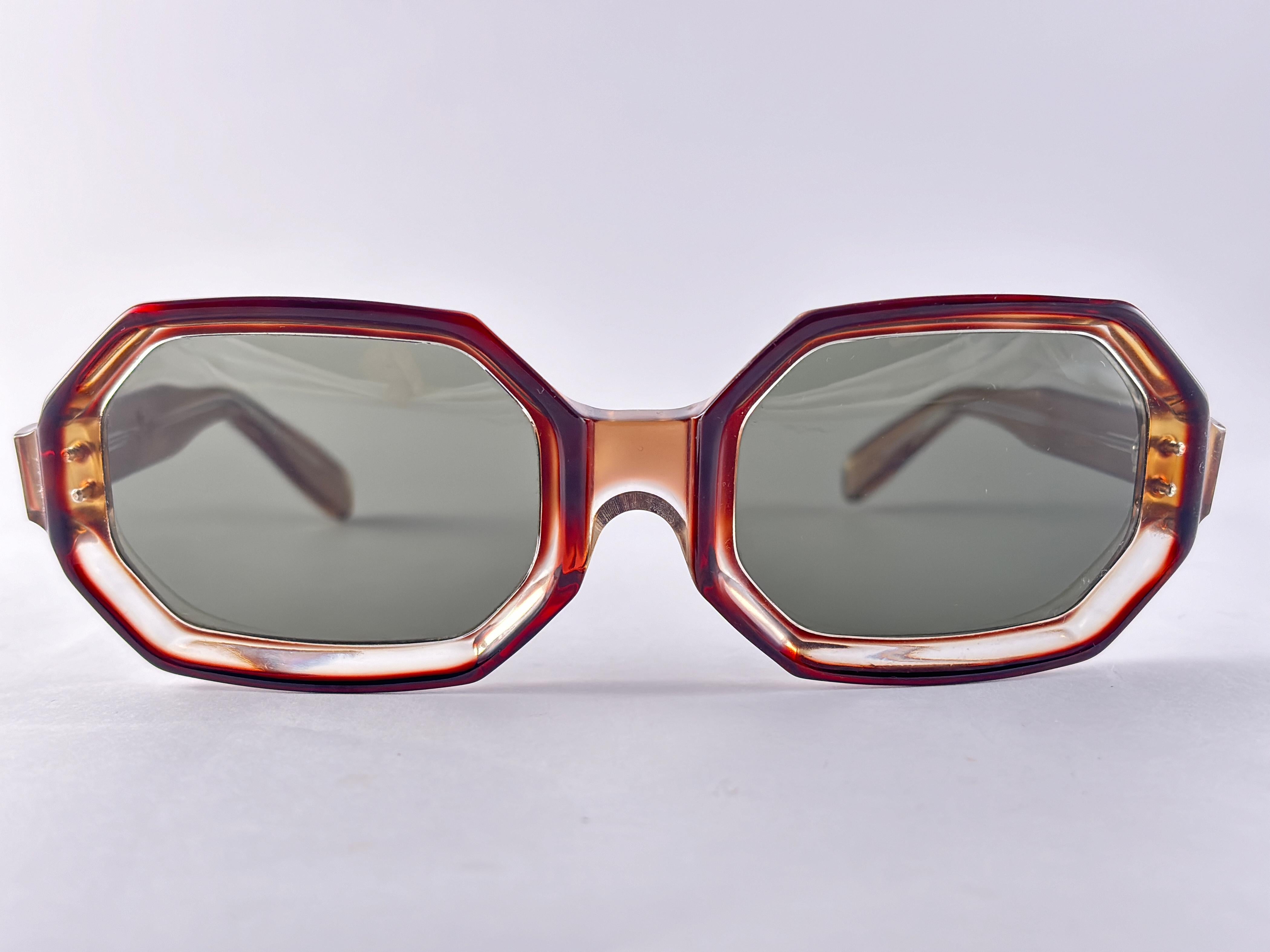 
Vintage Midcentury Clear & Dark Mocca Frame Sporting Grey Lenses.
Dieses Element zeigen geringfügige Zeichen der Abnutzung auf beiden Rahmen und Linsen aufgrund der Lagerung.



Vorderseite                                      14,5 cm
Höhe der