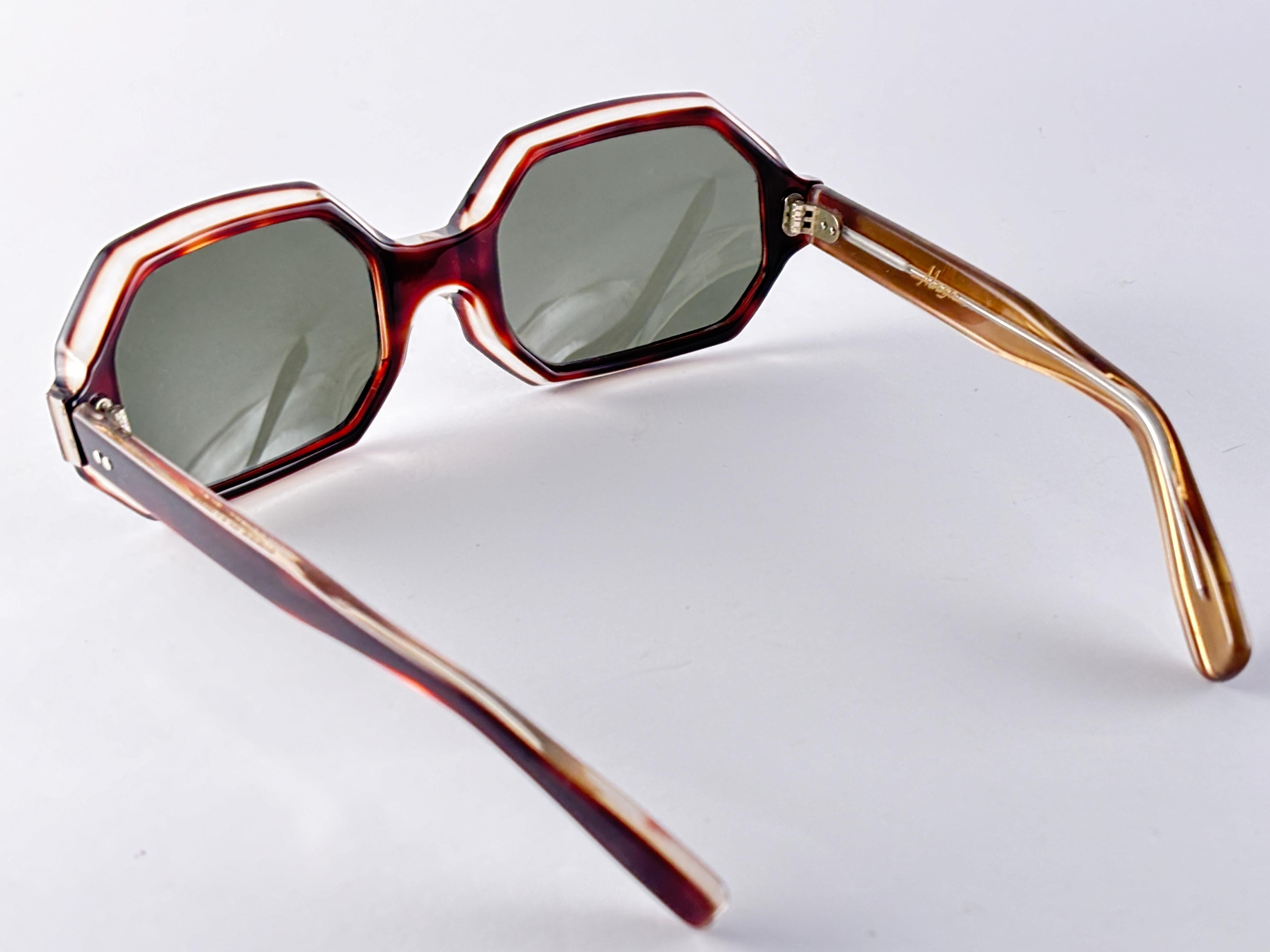 Mint Vintage Midcentury Adaga klar & transluzente Sonnenbrille 1960'S (Grau) im Angebot
