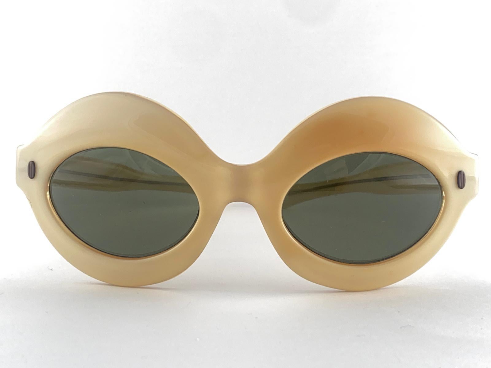 
Vintage Midcentury Beige Frame Sporting Brown Lenses.
This Item Show Sign Of Wear On The Frame In The Form Of Discolouration, Please Study The Pictures Prior Purchase.



Front                                      14 Cms 
Lens Height               