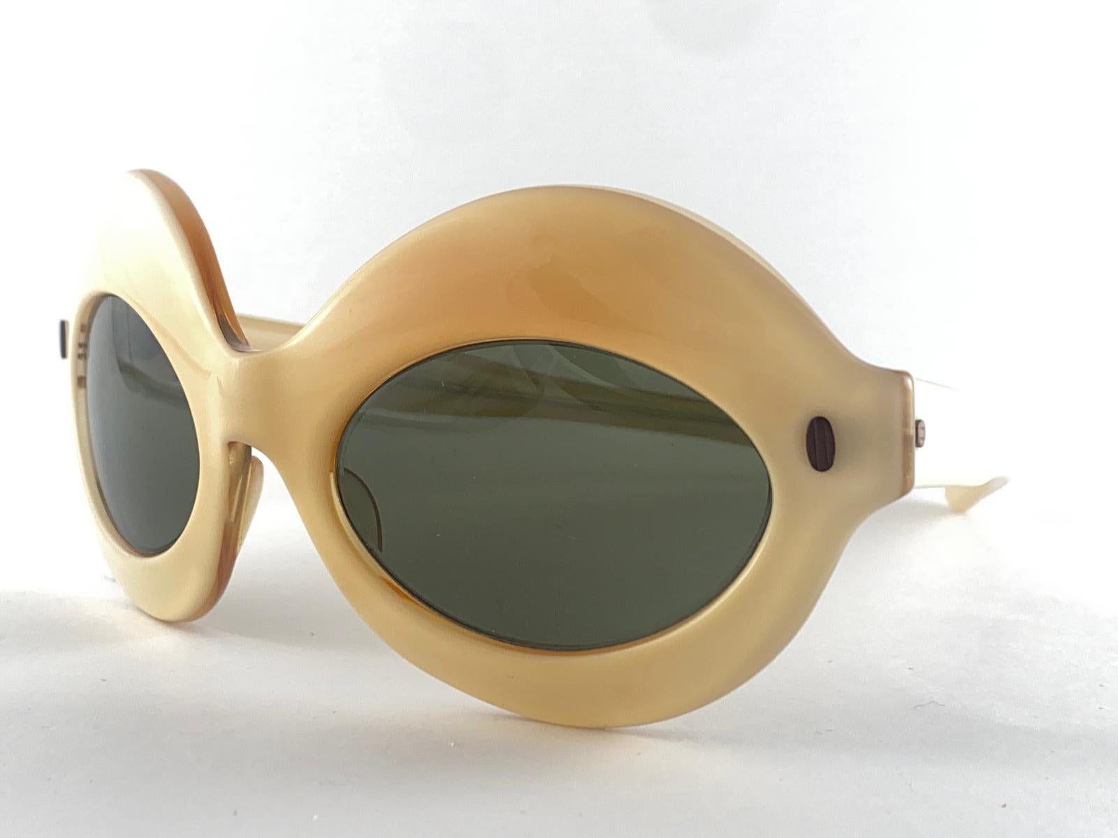 Mint Vintage Midcentury Beige Oval Frame Brown Lenses  Sunglasses 1960'S In Good Condition For Sale In Baleares, Baleares